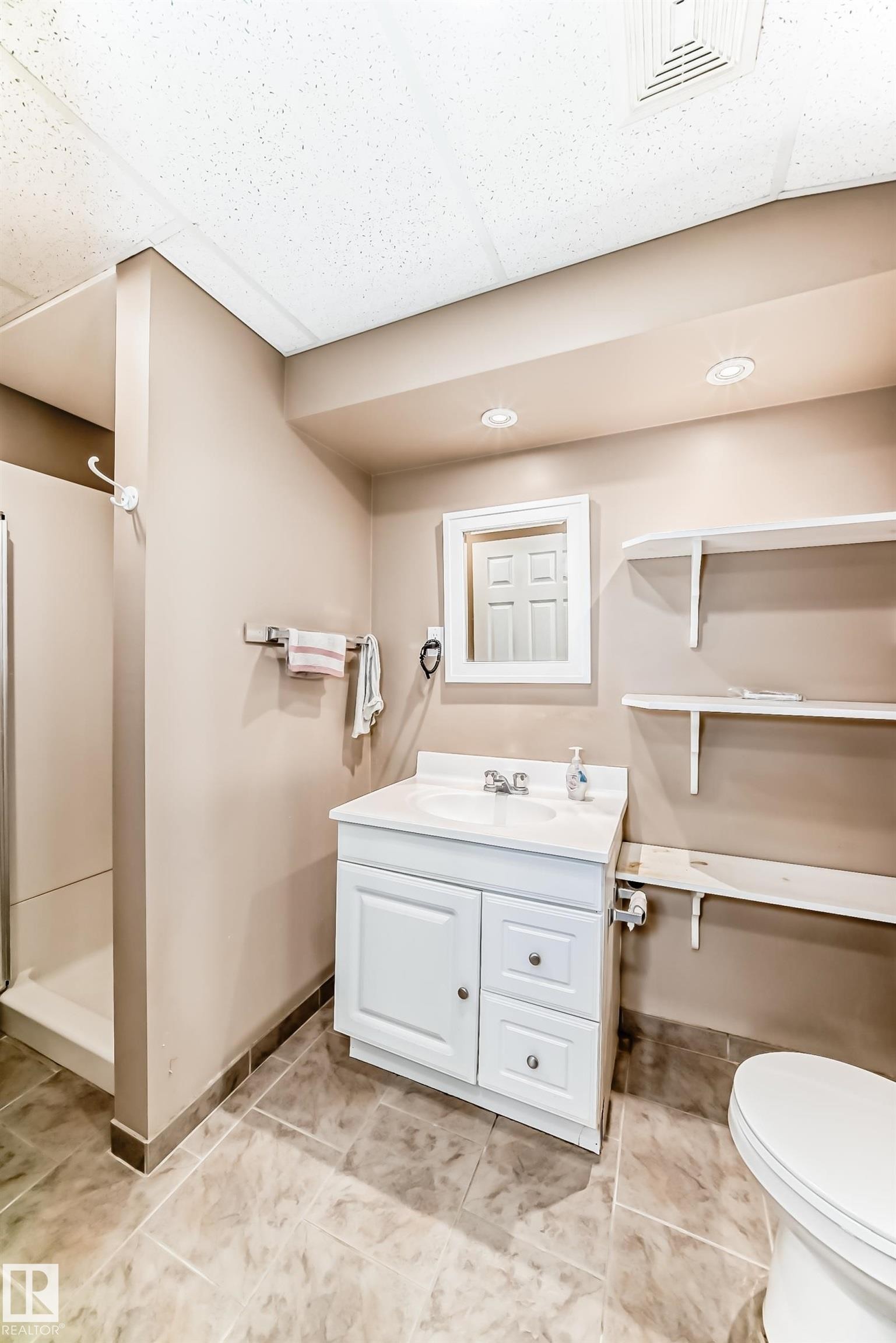 10328 156 Street, Edmonton, AB - Indoor Photo Showing Bathroom
