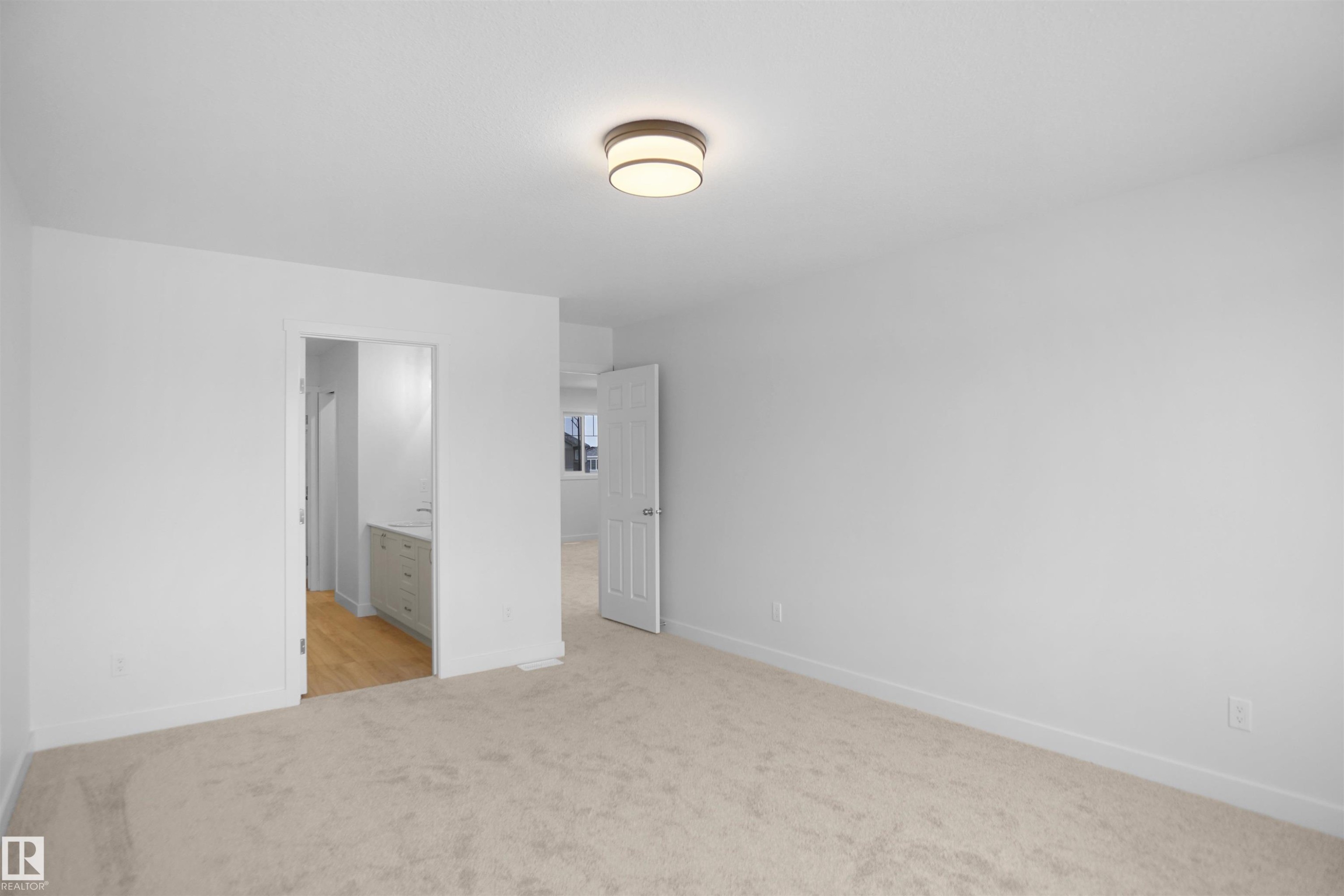 1323 11 Avenue, Edmonton, AB - Indoor Photo Showing Other Room