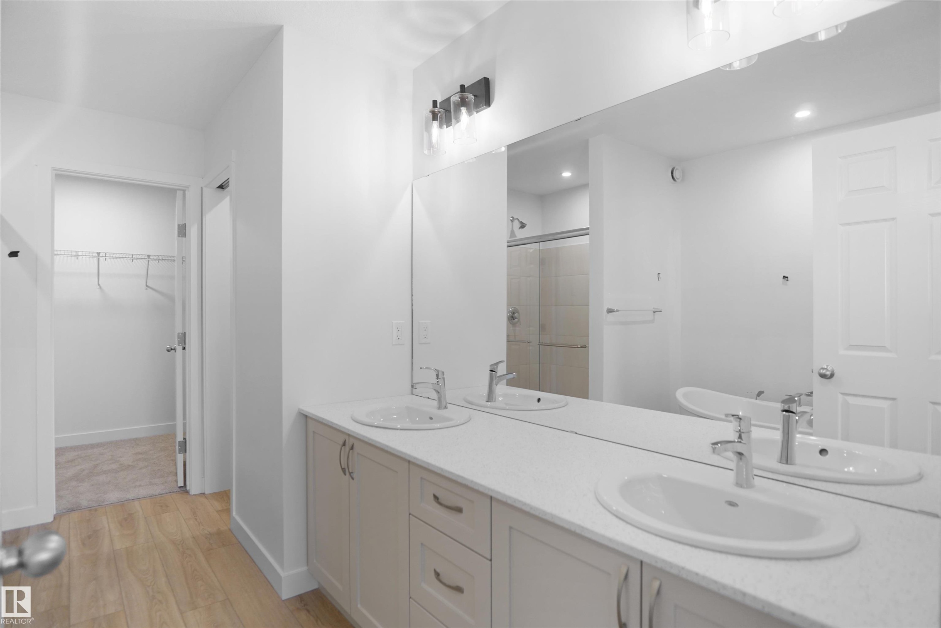 1323 11 Avenue, Edmonton, AB - Indoor Photo Showing Bathroom