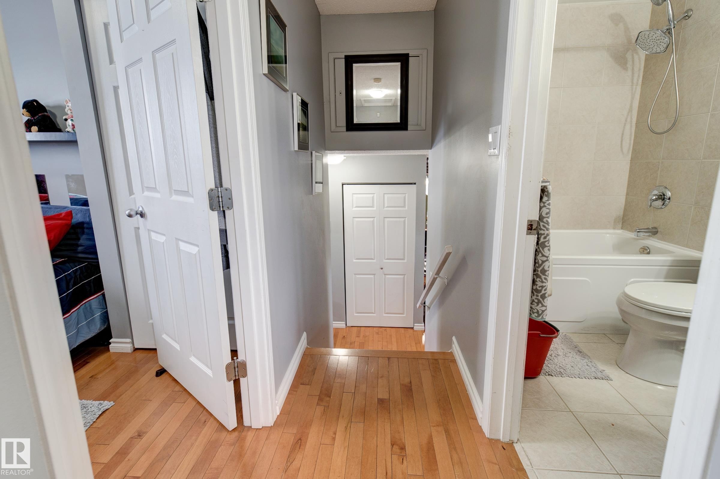 Hallway with baseboards and light wood-style floors - 4823 10 Avenue, Edmonton, AB - Indoor Photo Showing Bathroom