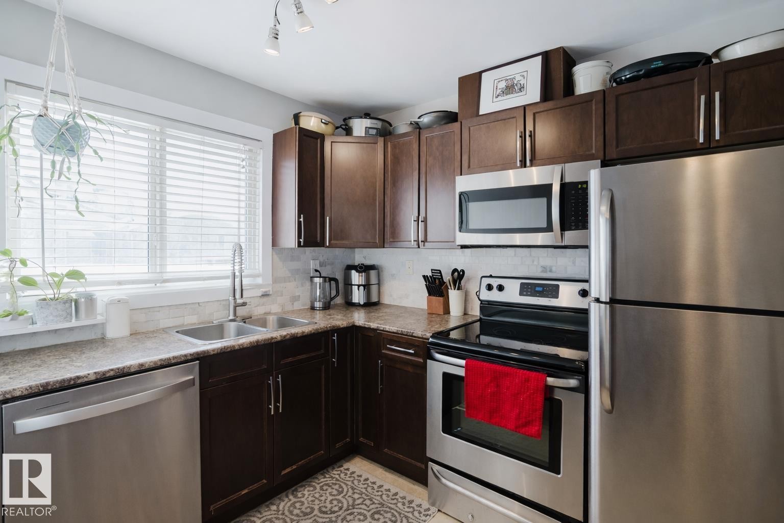 11611 145 Avenue, Edmonton, AB - Indoor Photo Showing Kitchen With Double Sink