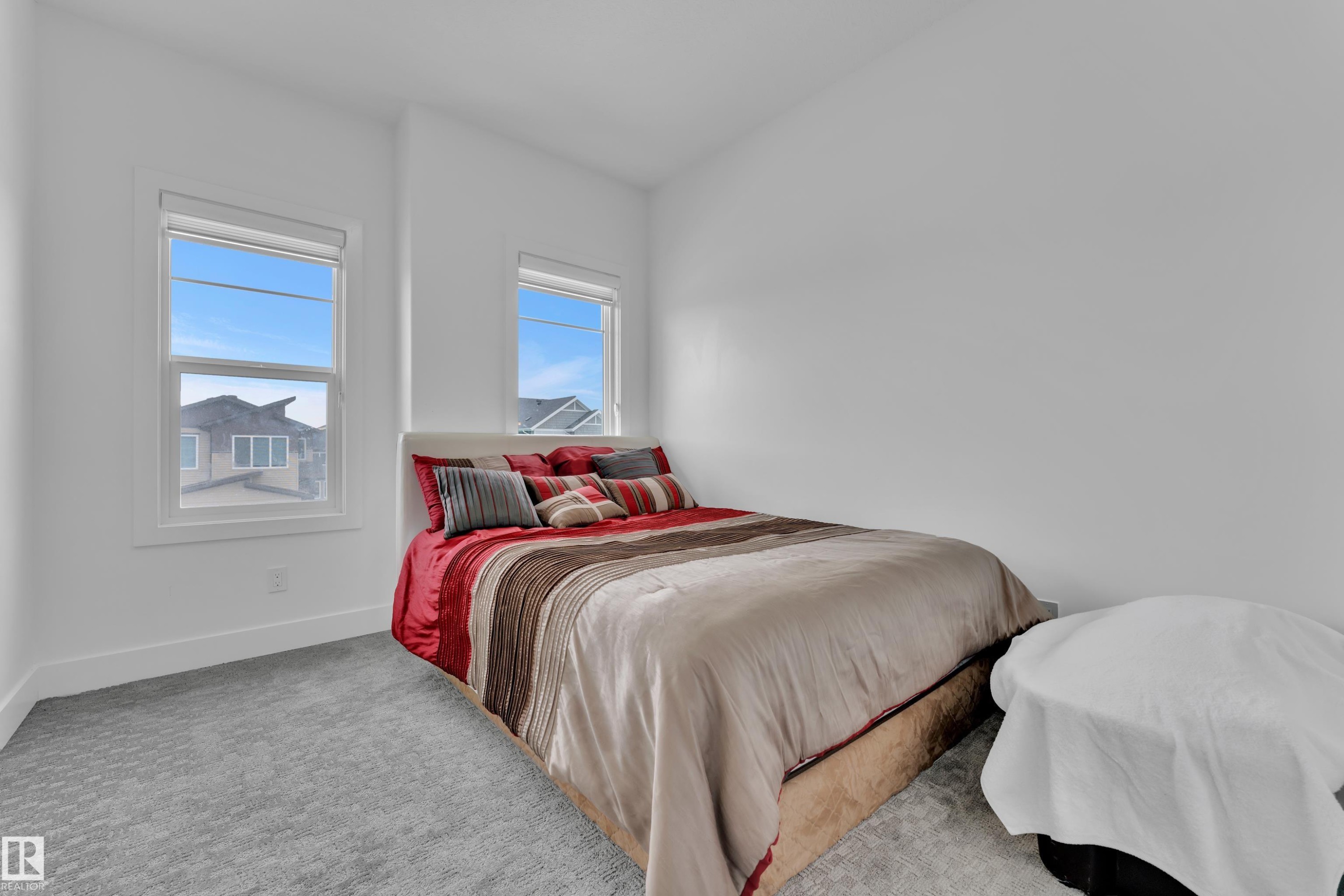 Carpeted bedroom featuring baseboards - 16812 48 Street Nw, Edmonton, AB - Indoor Photo Showing Bedroom