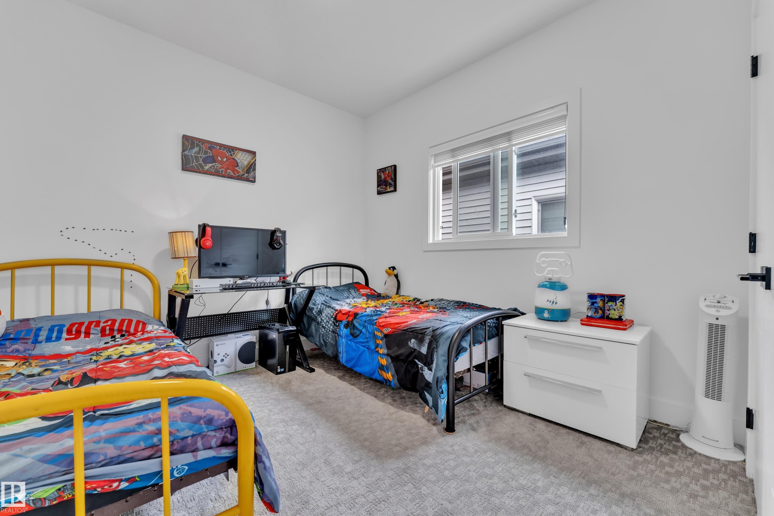 Bedroom with light carpet - 16812 48 Street Nw, Edmonton, AB - Indoor Photo Showing Bedroom