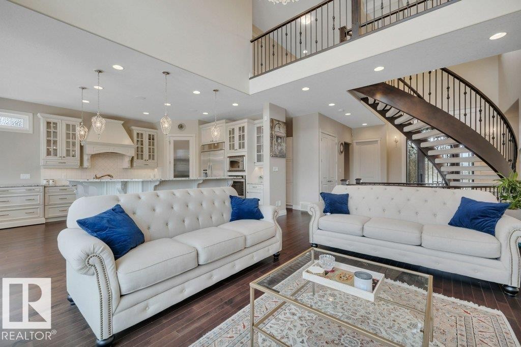 631 Howatt Drive, Edmonton, AB - Indoor Photo Showing Living Room