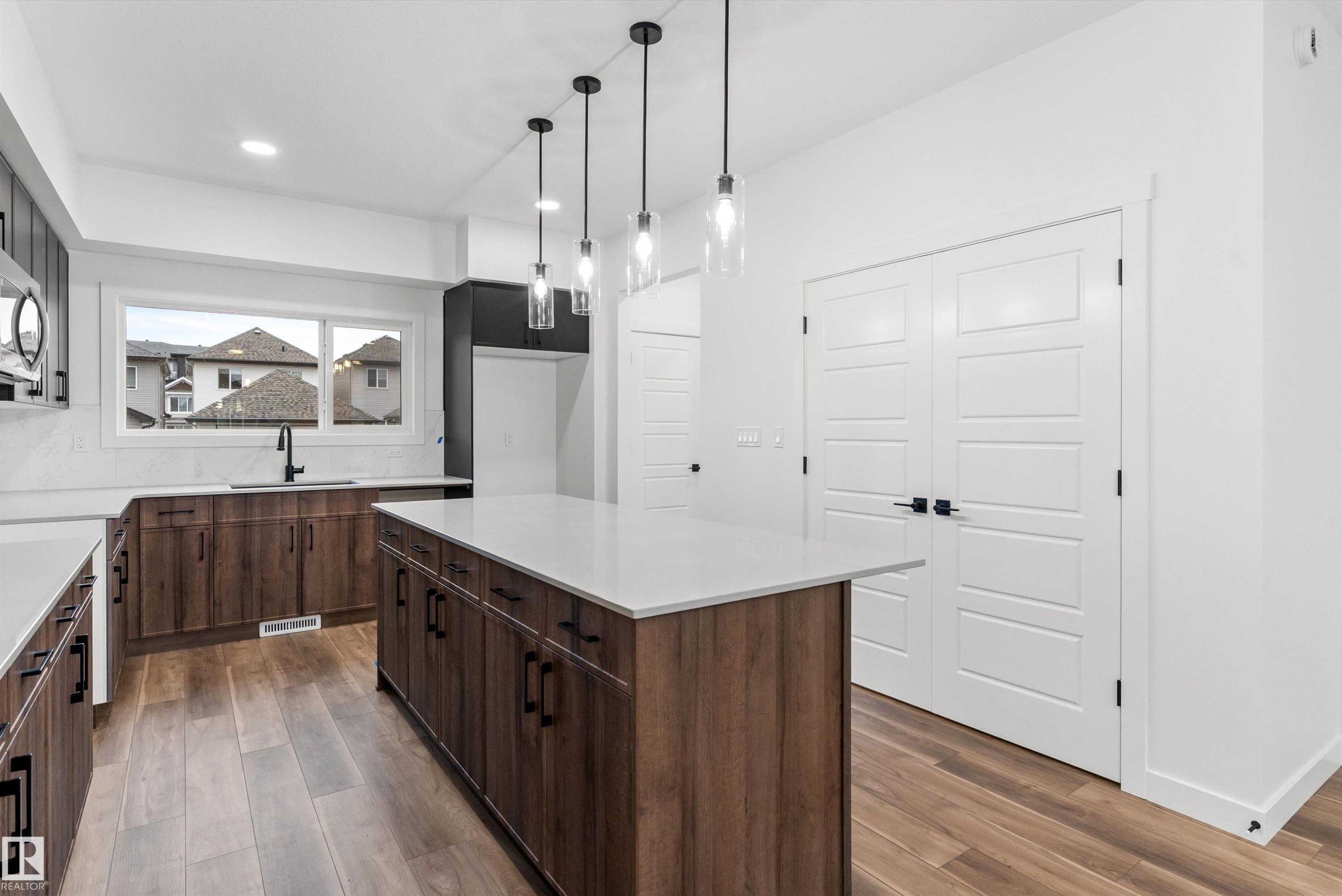 6222 175A Avenue, Edmonton, AB - Indoor Photo Showing Kitchen With Upgraded Kitchen