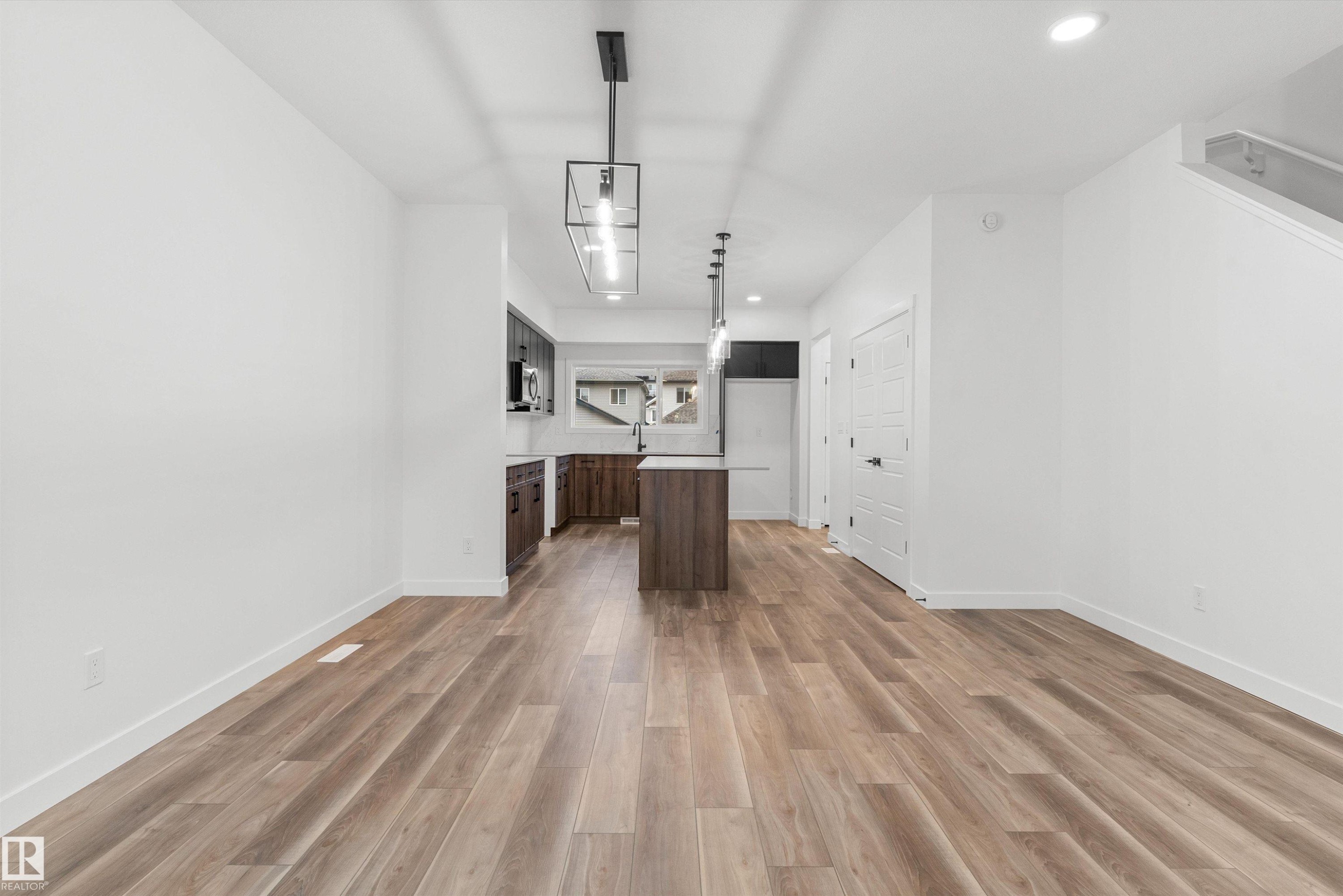 6222 175A Avenue, Edmonton, AB - Indoor Photo Showing Kitchen With Upgraded Kitchen