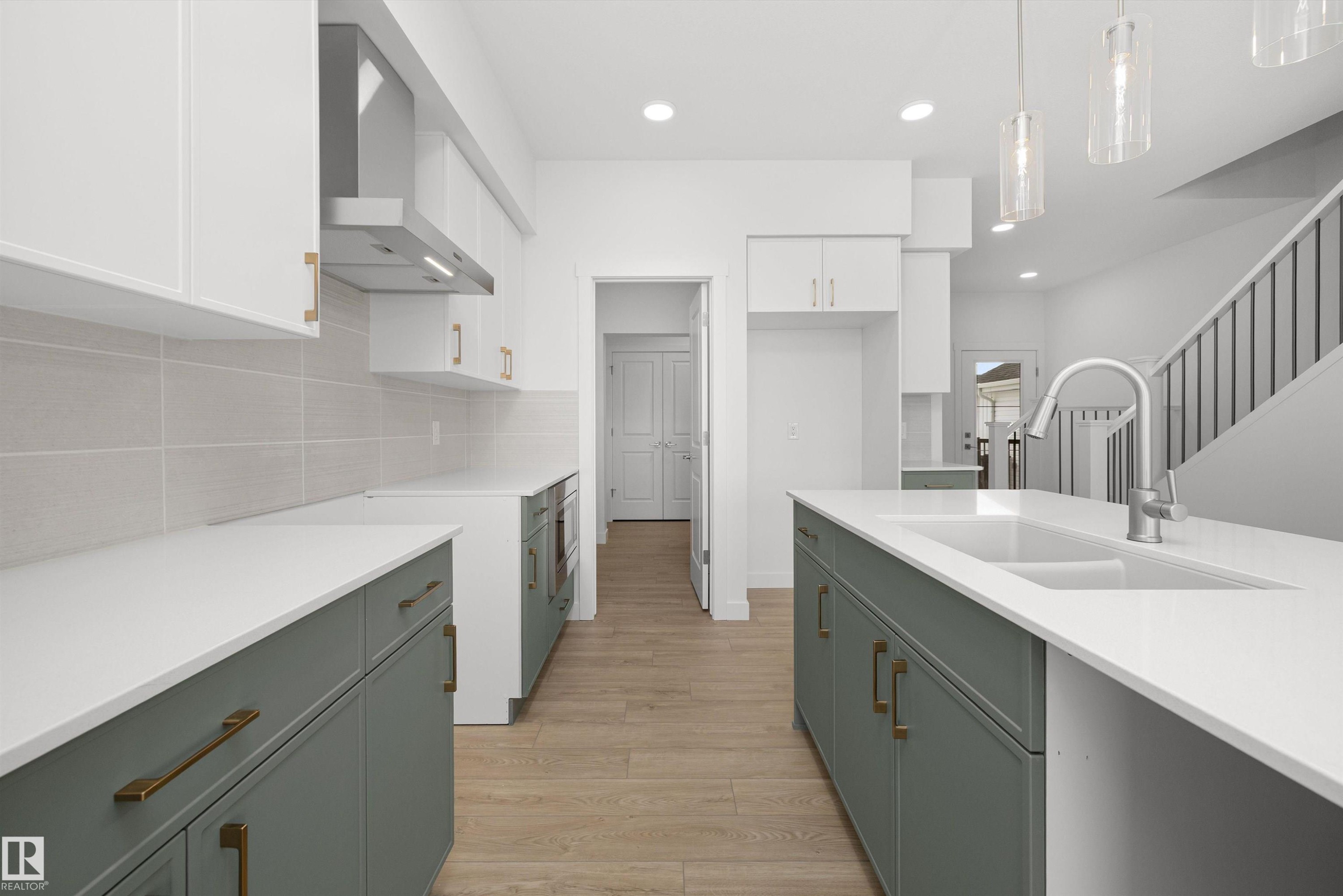 632 176 Avenue, Edmonton, AB - Indoor Photo Showing Kitchen With Double Sink With Upgraded Kitchen