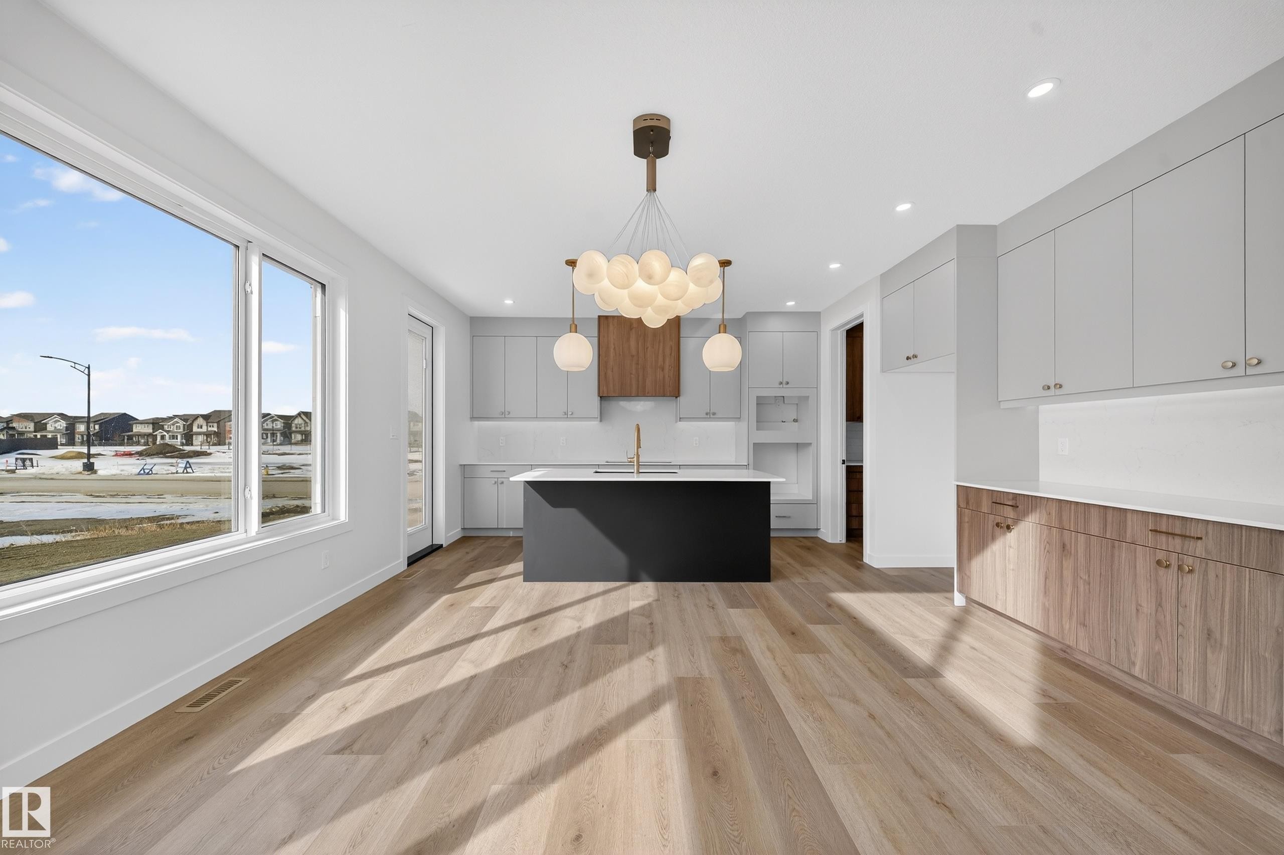 211 Paterson Link, Edmonton, AB - Indoor Photo Showing Kitchen