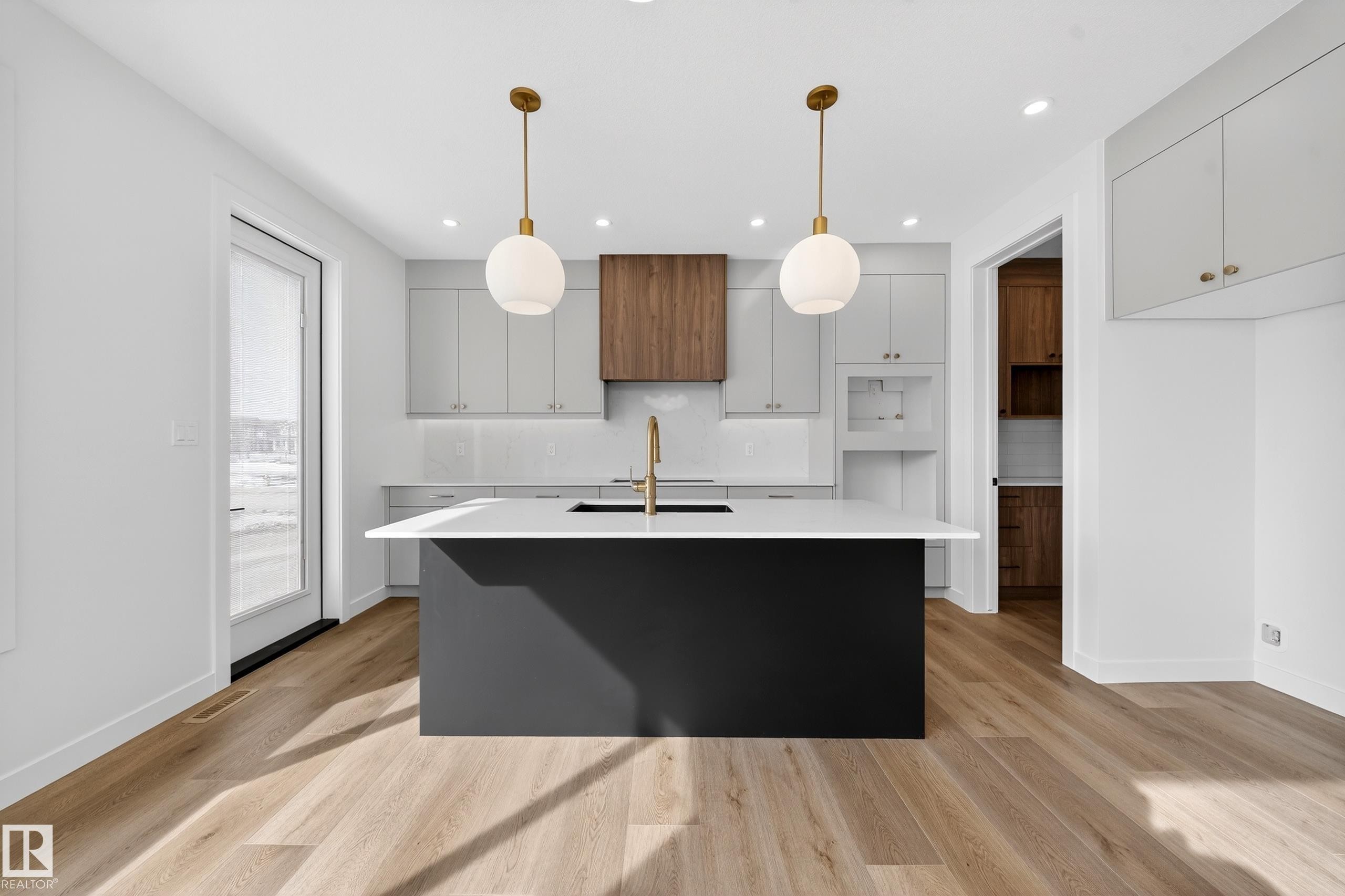 211 Paterson Link, Edmonton, AB - Indoor Photo Showing Kitchen With Upgraded Kitchen
