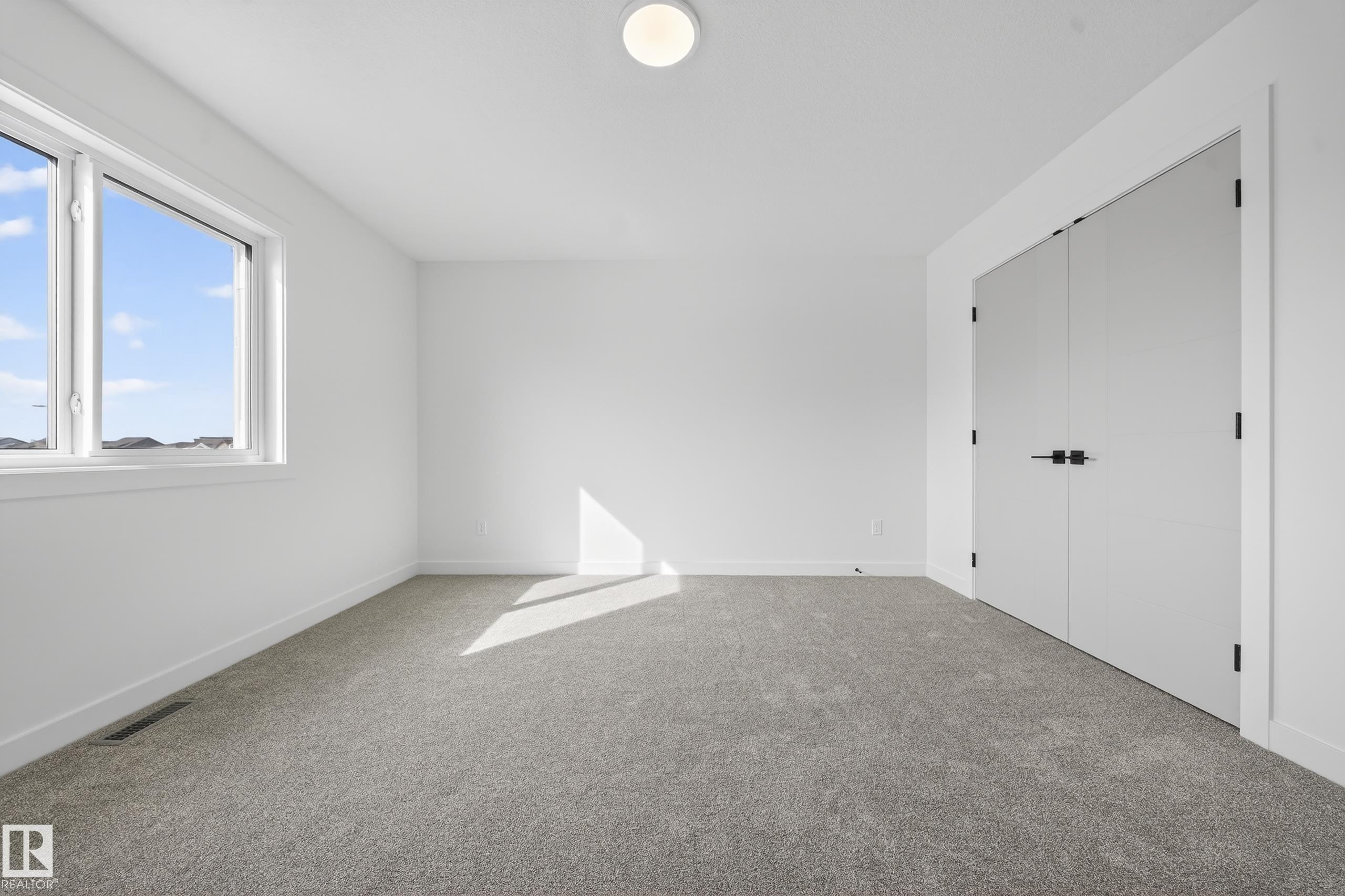 211 Paterson Link, Edmonton, AB - Indoor Photo Showing Other Room