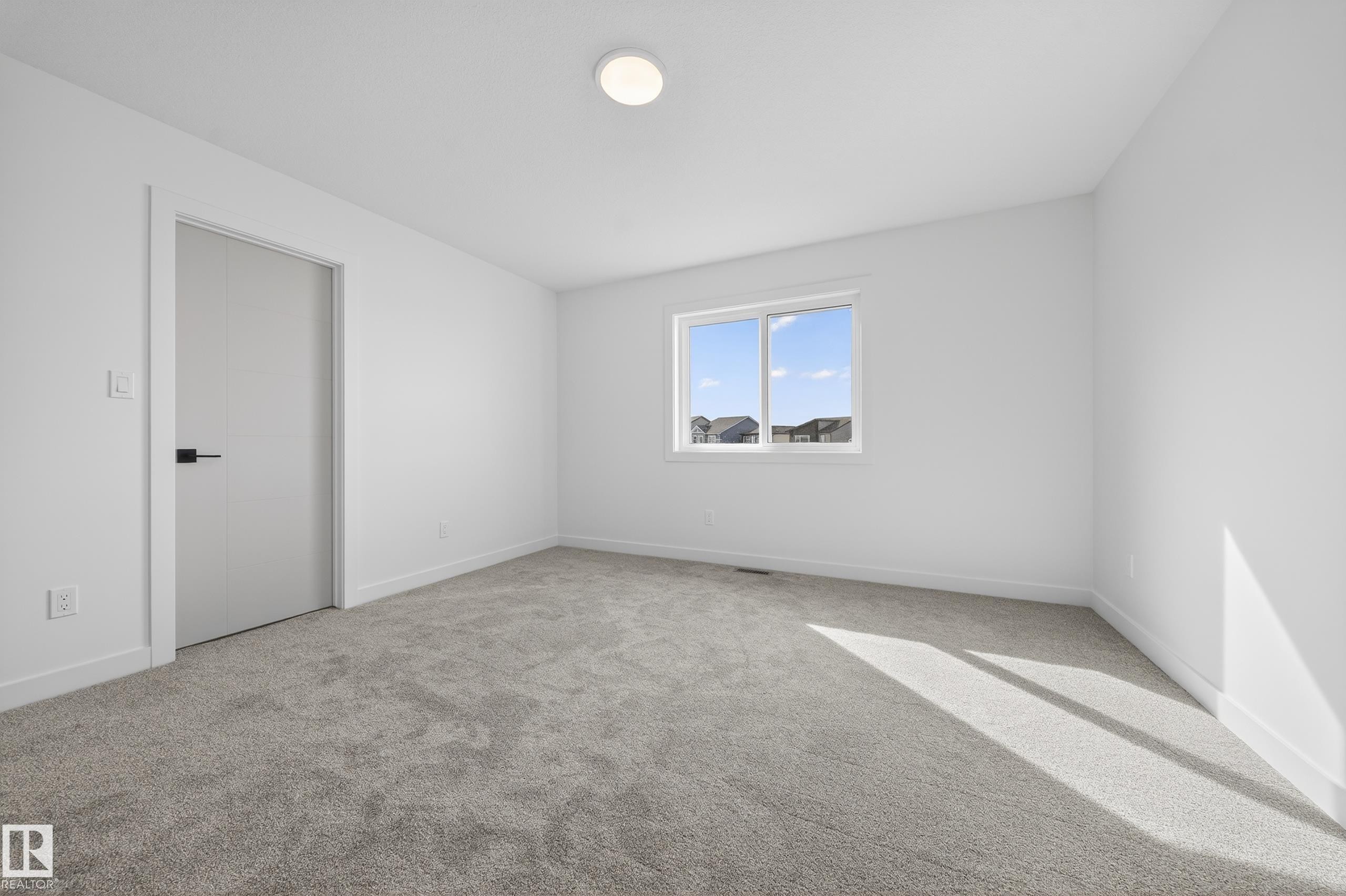 211 Paterson Link, Edmonton, AB - Indoor Photo Showing Other Room