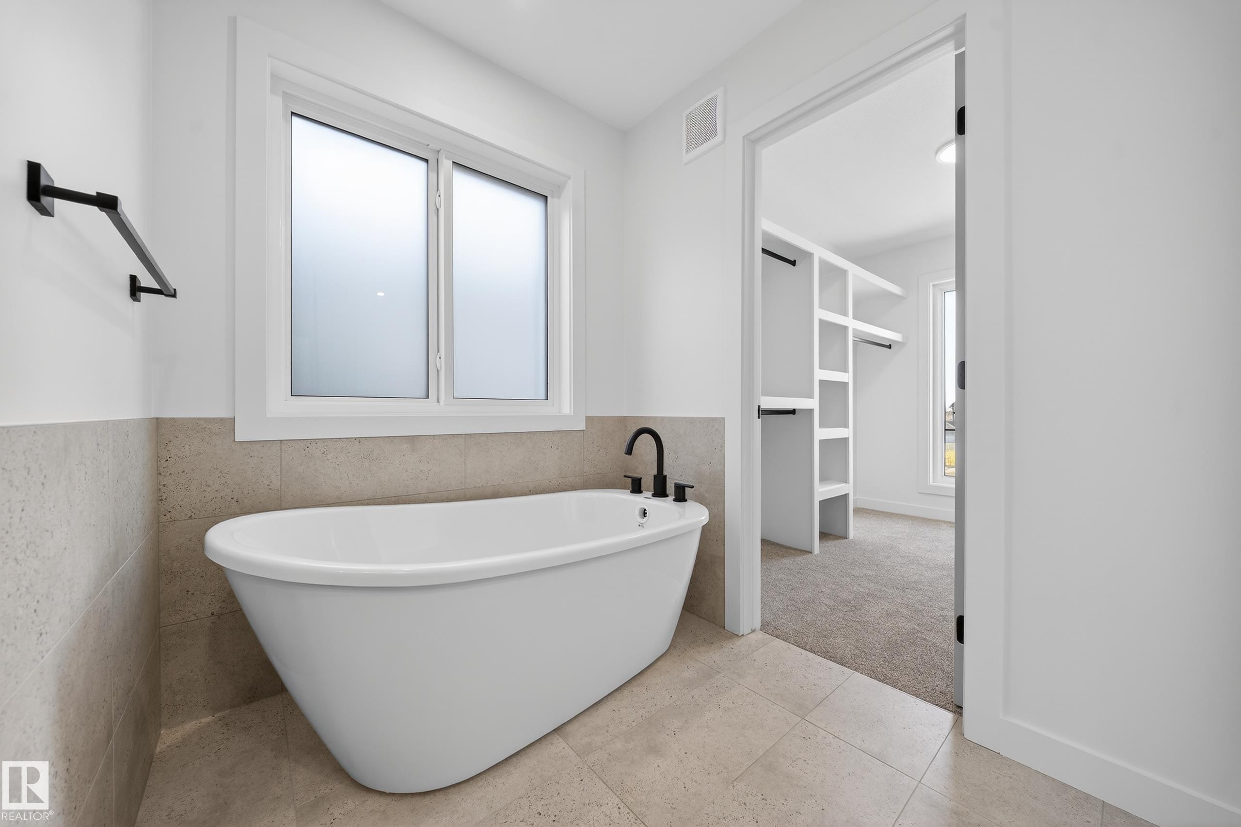211 Paterson Link, Edmonton, AB - Indoor Photo Showing Bathroom