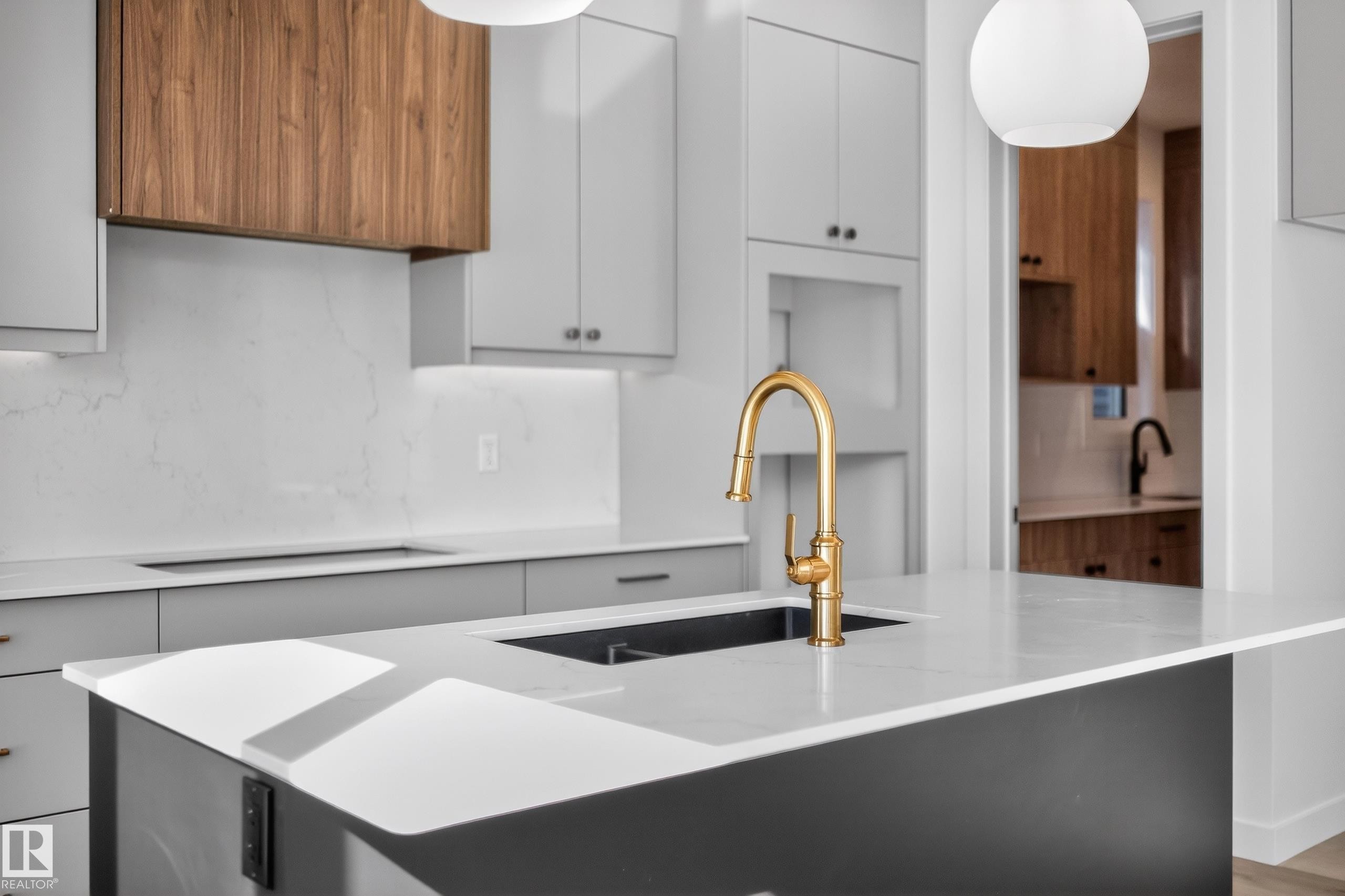 211 Paterson Link, Edmonton, AB - Indoor Photo Showing Kitchen With Double Sink With Upgraded Kitchen