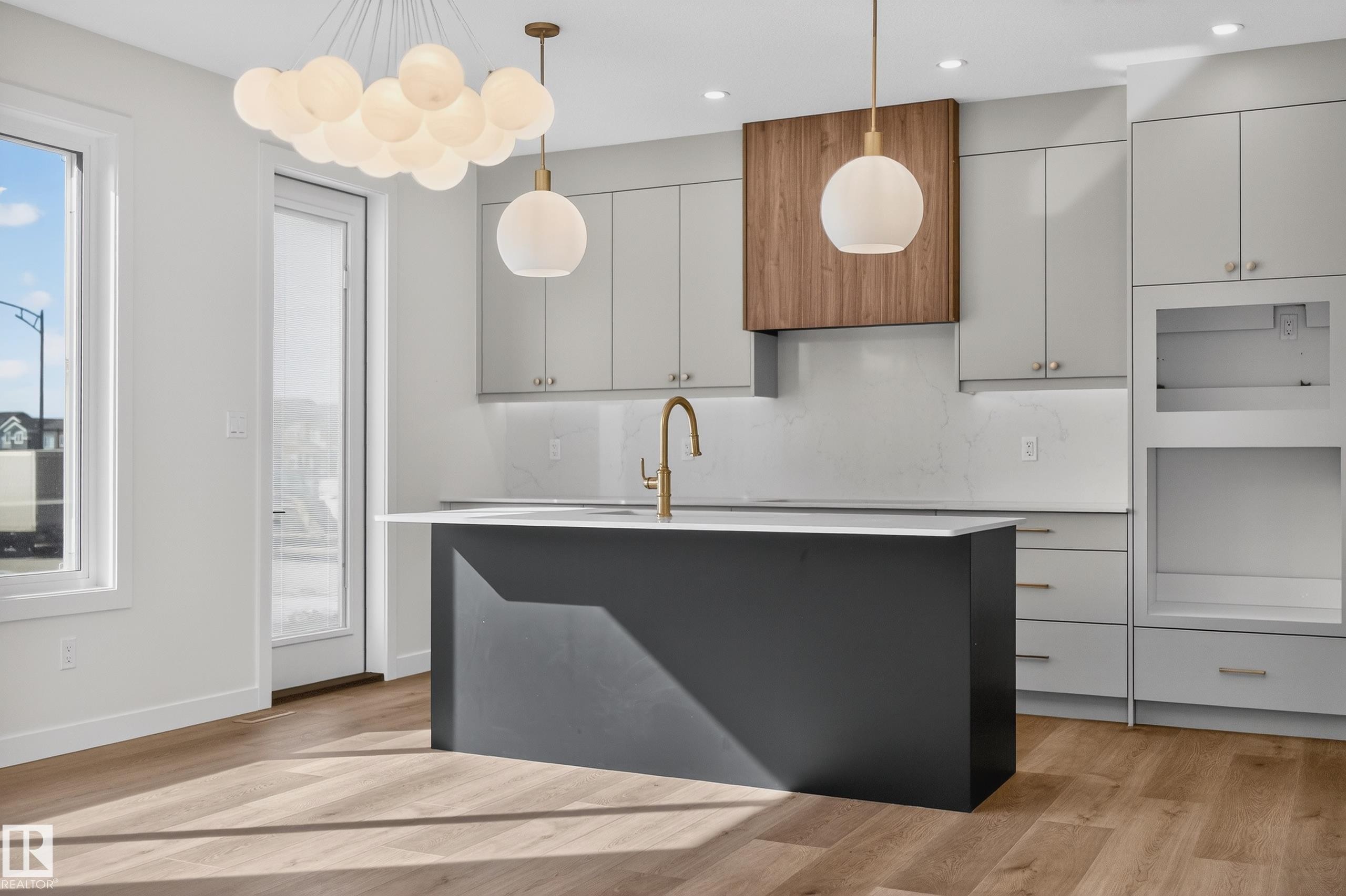 211 Paterson Link, Edmonton, AB - Indoor Photo Showing Kitchen With Upgraded Kitchen