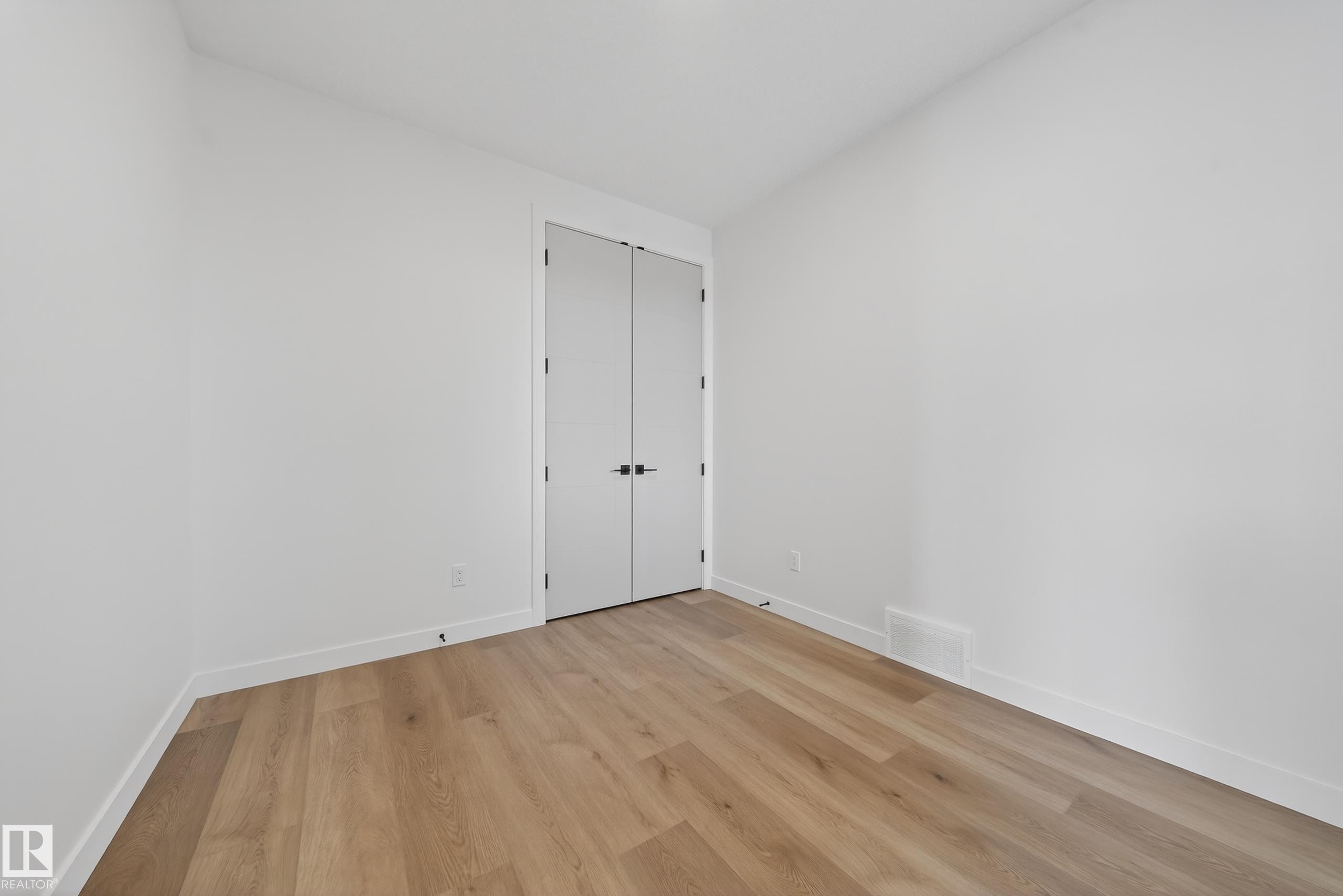 211 Paterson Link, Edmonton, AB - Indoor Photo Showing Other Room