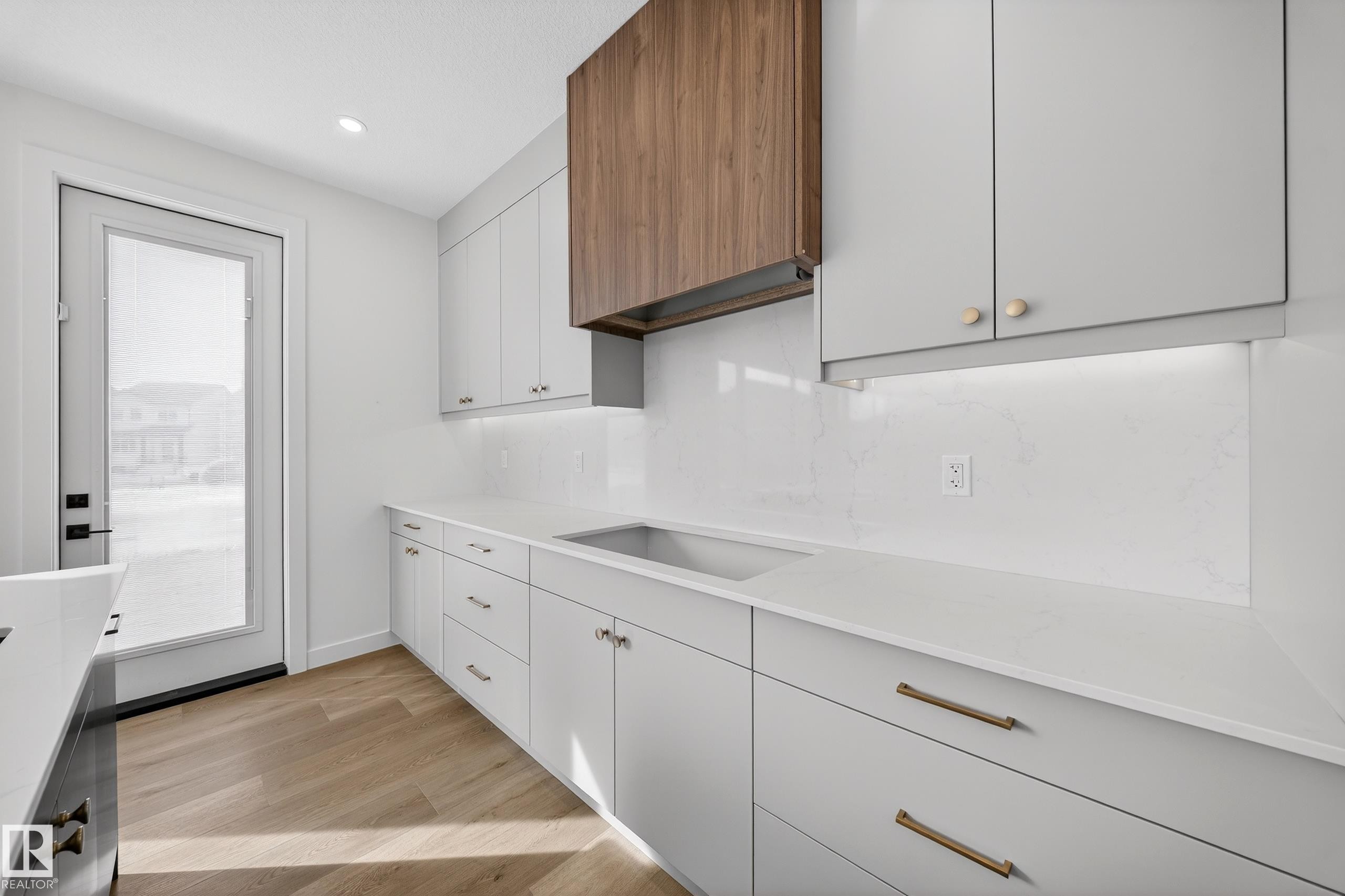 211 Paterson Link, Edmonton, AB - Indoor Photo Showing Kitchen