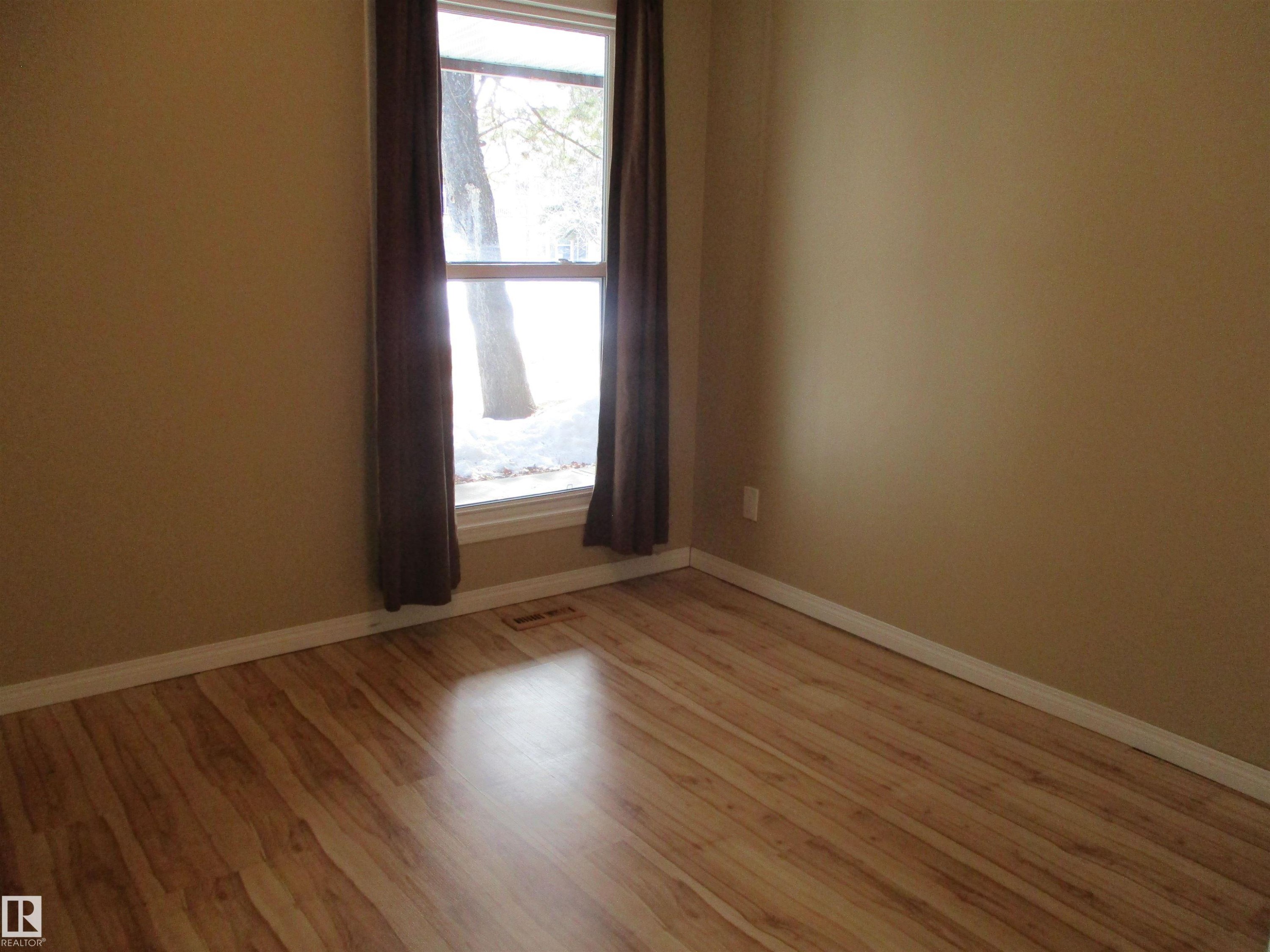 Spare room featuring baseboards and light wood-type flooring - 1186 Saddleback Road, Edmonton, AB - Indoor Photo Showing Other Room