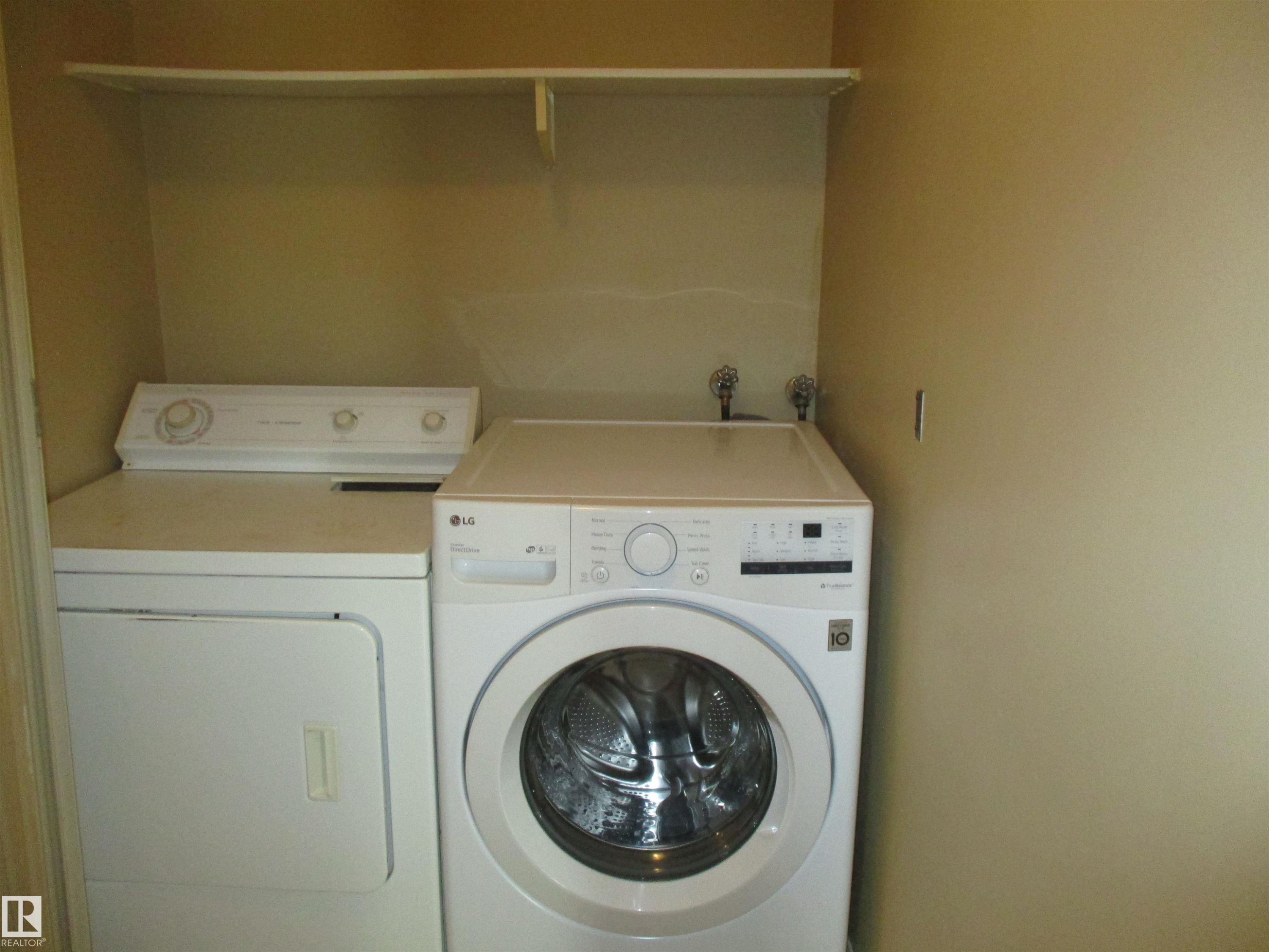 Laundry area featuring washing machine and dryer - 1186 Saddleback Road, Edmonton, AB - Indoor Photo Showing Laundry Room