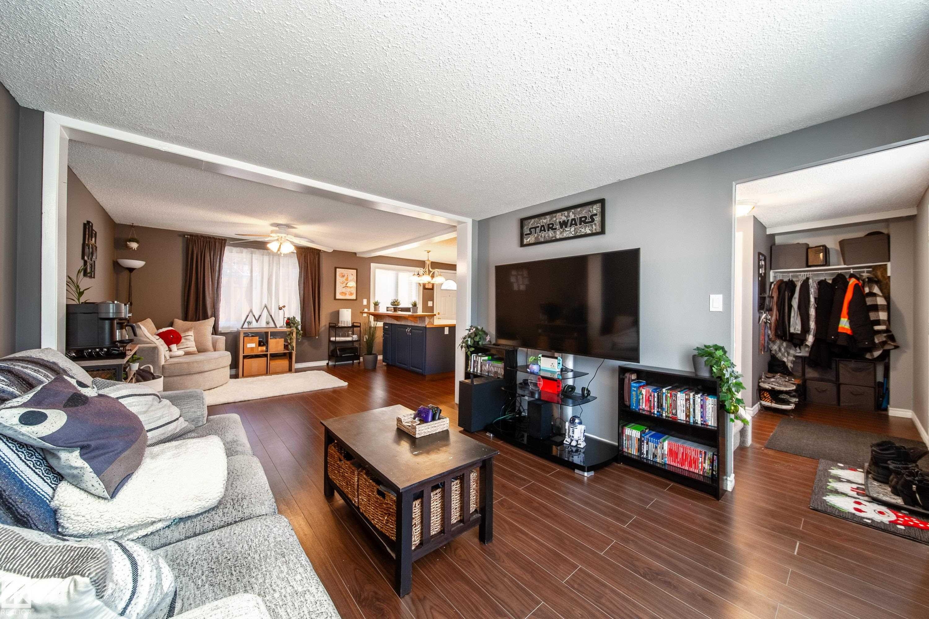 72 Ridgewood, St. Albert, AB - Indoor Photo Showing Living Room