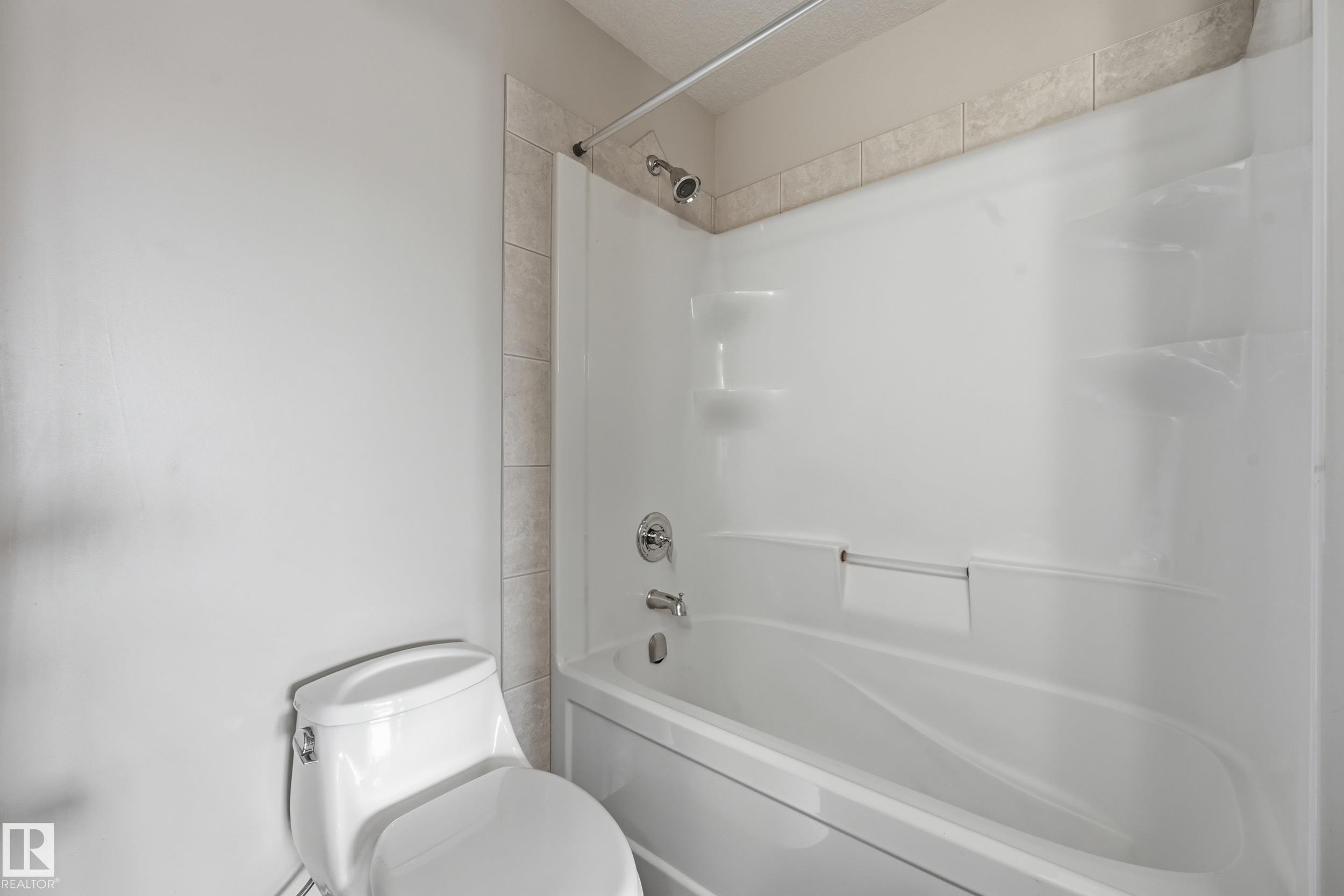 Full bath featuring toilet and shower / washtub combination - 1351 Cunningham Drive, Edmonton, AB - Indoor Photo Showing Bathroom