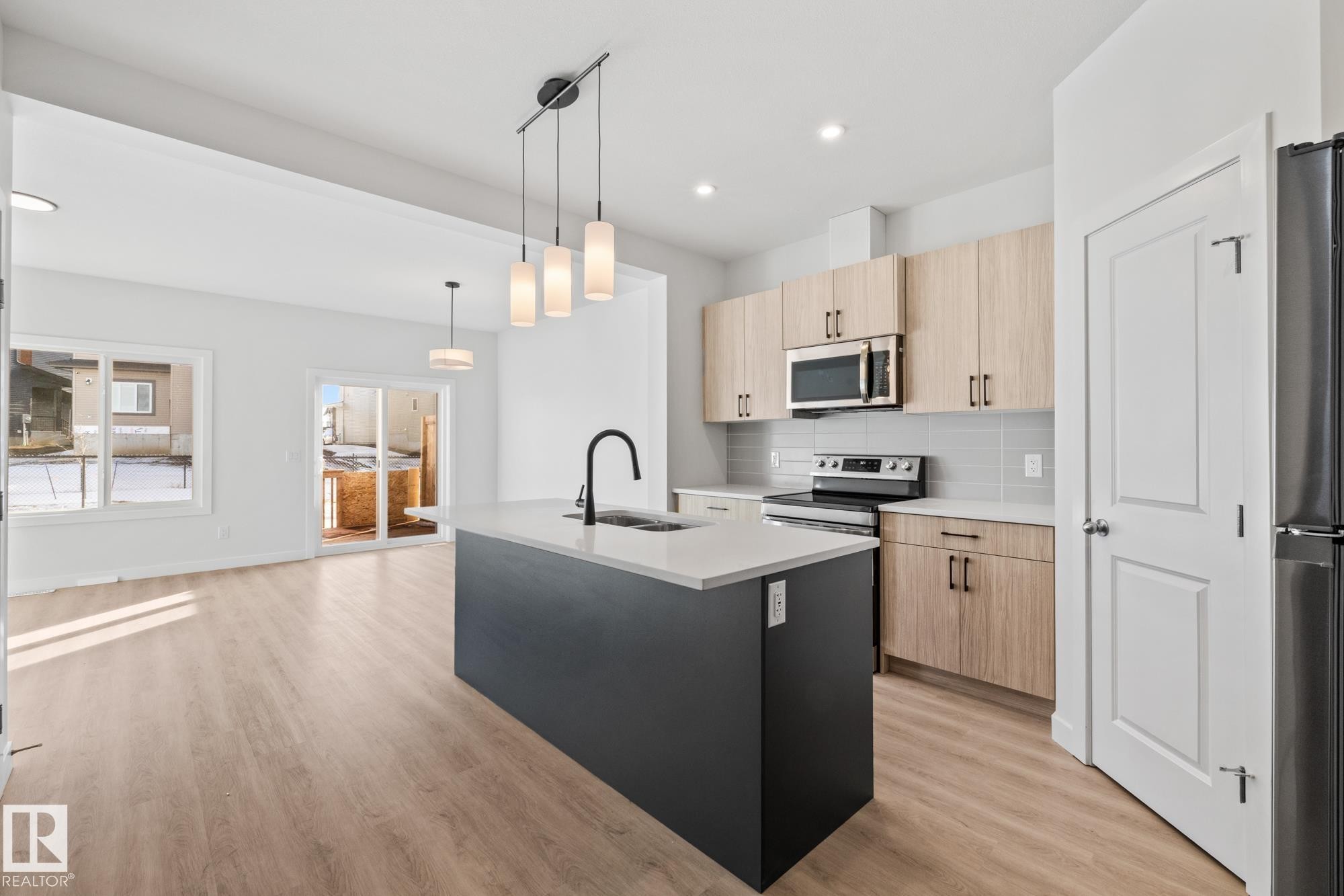 144 Honeysuckle Green, Leduc, AB - Indoor Photo Showing Kitchen With Upgraded Kitchen