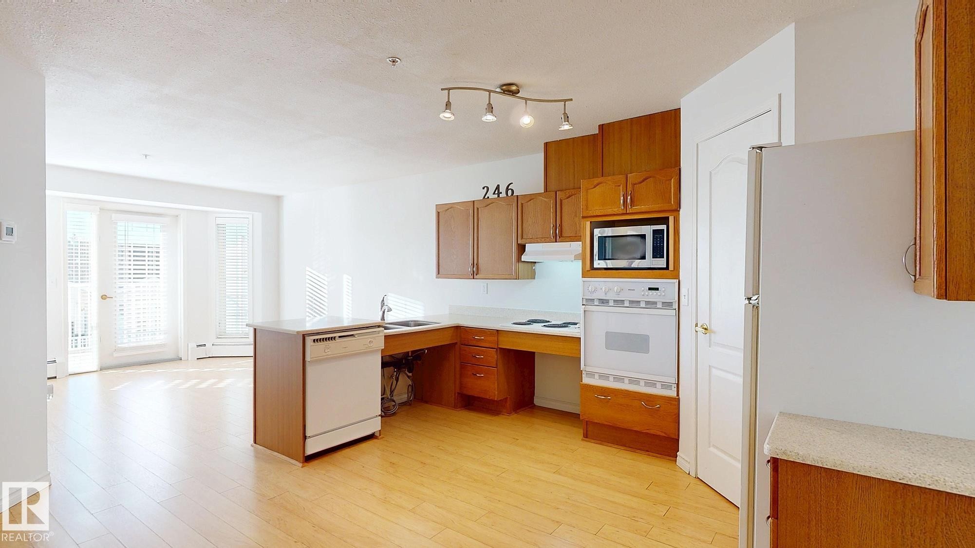 #246 13441 127 Street, Edmonton, AB - Indoor Photo Showing Kitchen
