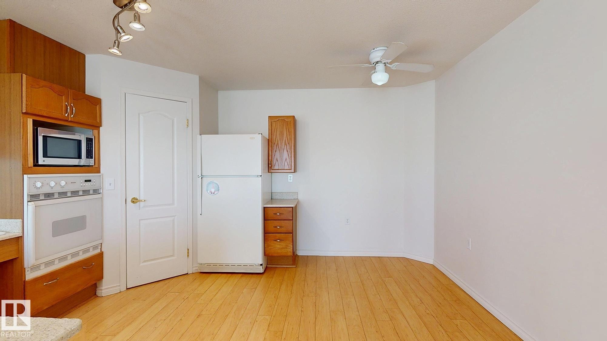 #246 13441 127 Street, Edmonton, AB - Indoor Photo Showing Kitchen