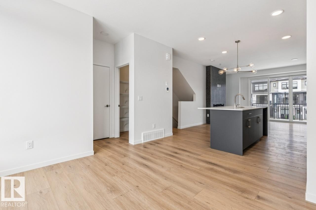 2618 Alces Way, Edmonton, AB - Indoor Photo Showing Kitchen