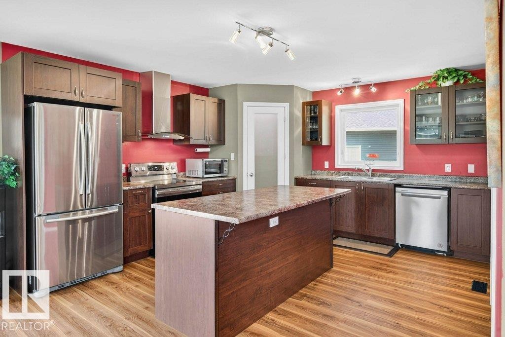 129 50529 Rge Road 21, Rural Parkland County, AB - Indoor Photo Showing Kitchen With Upgraded Kitchen