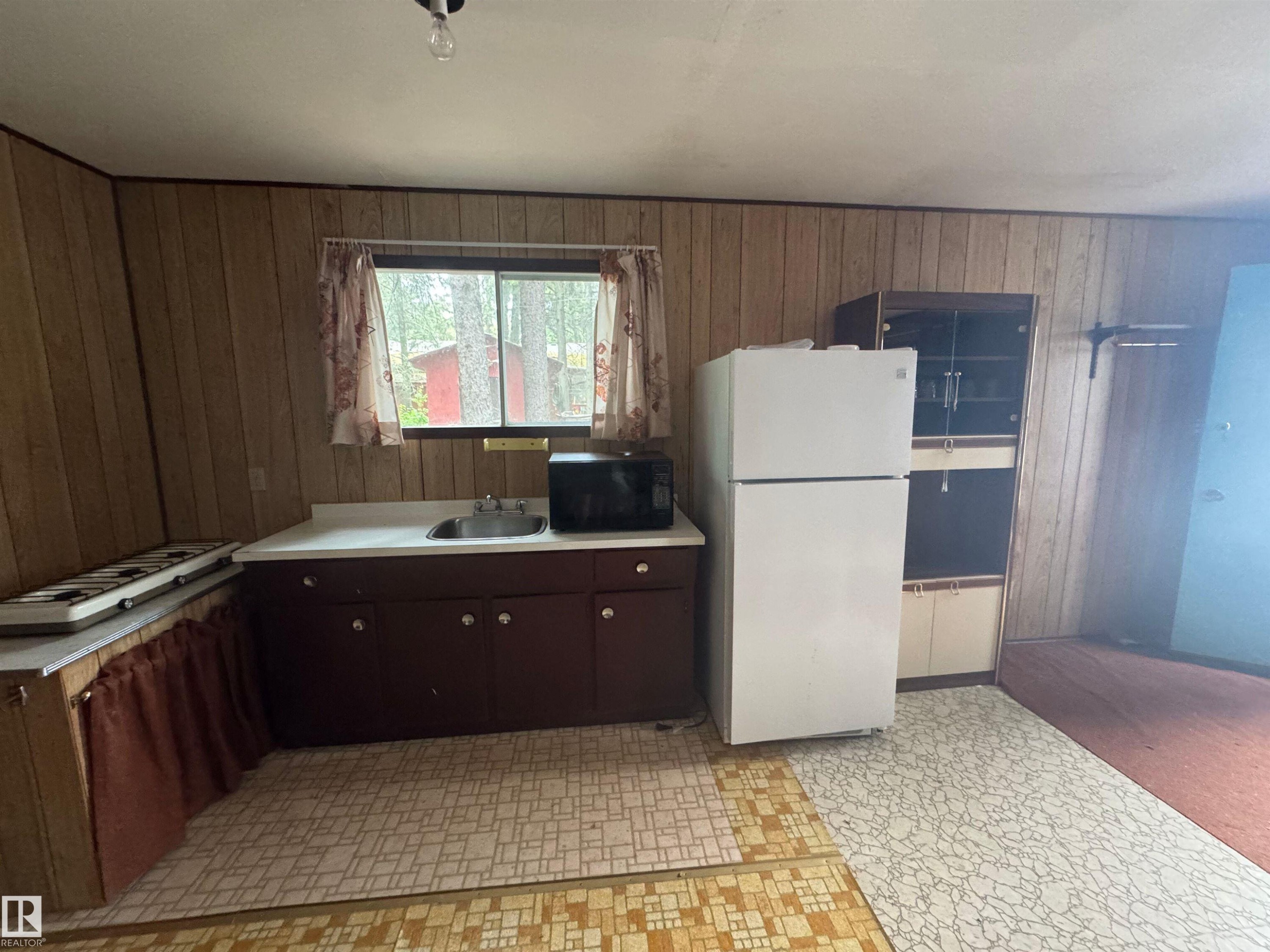 128 Canary Drive, Rural Athabasca County, AB - Indoor Photo Showing Kitchen