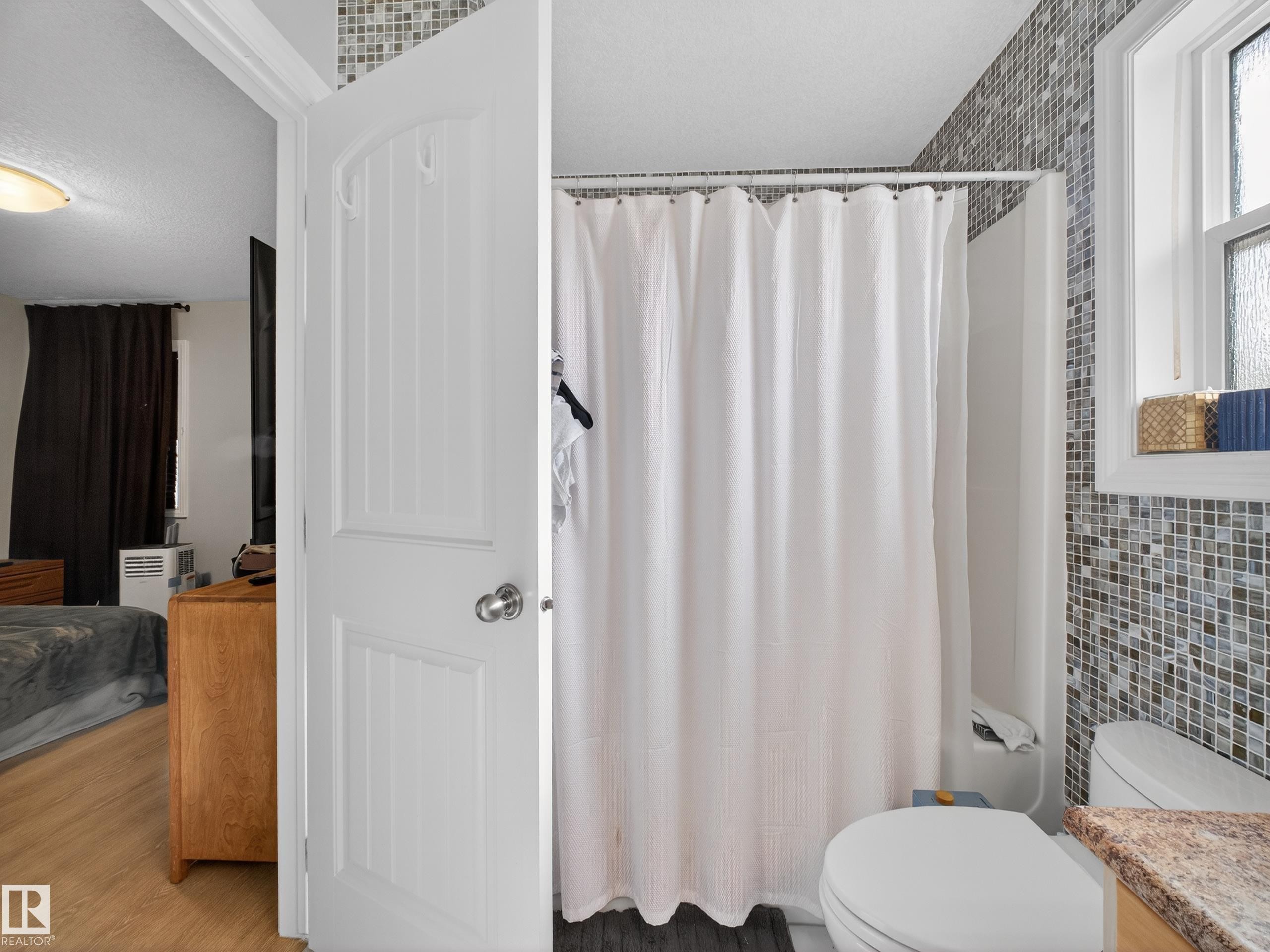 11933 77 Street, Edmonton, AB - Indoor Photo Showing Bathroom