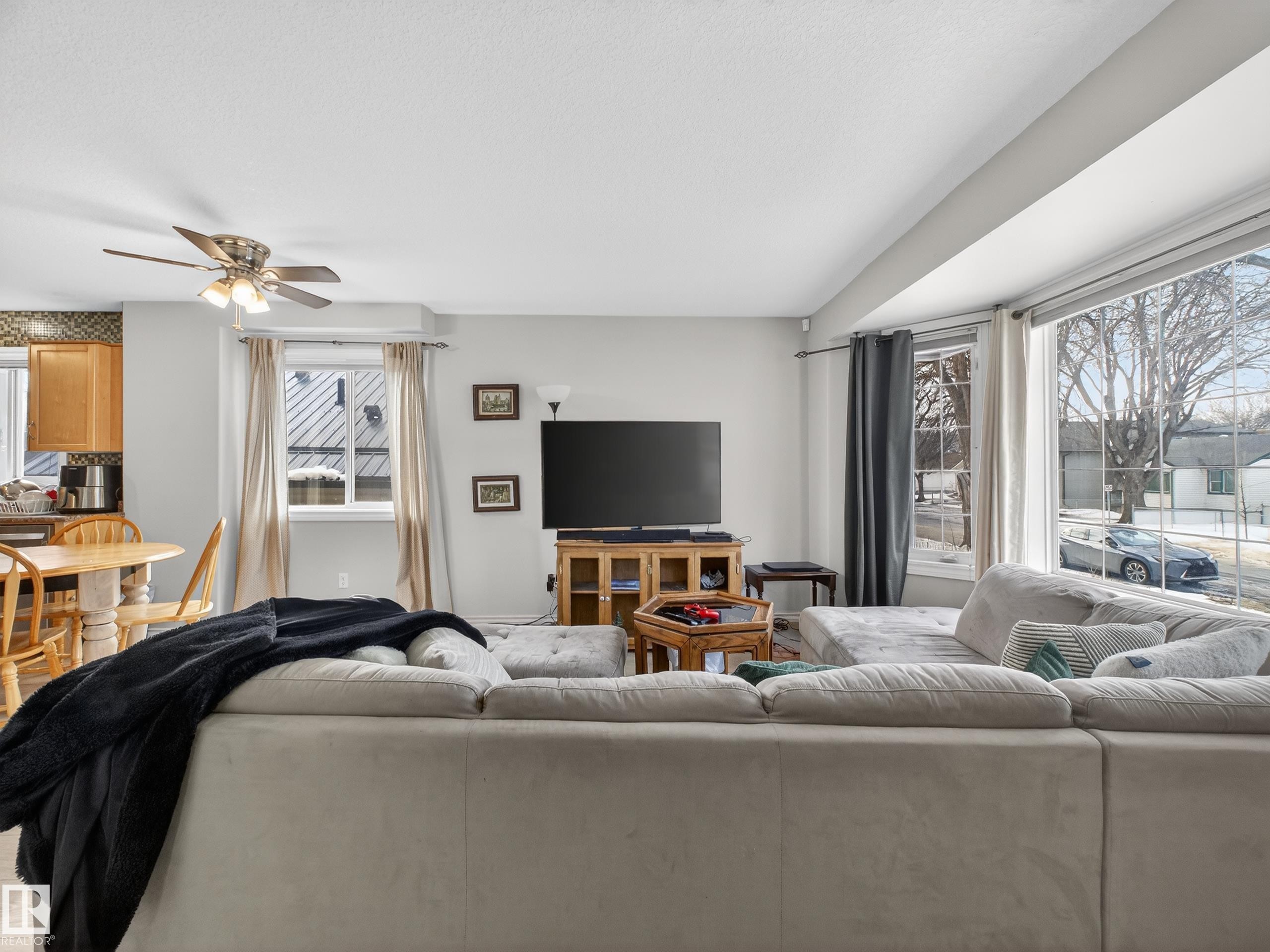 11933 77 Street, Edmonton, AB - Indoor Photo Showing Living Room