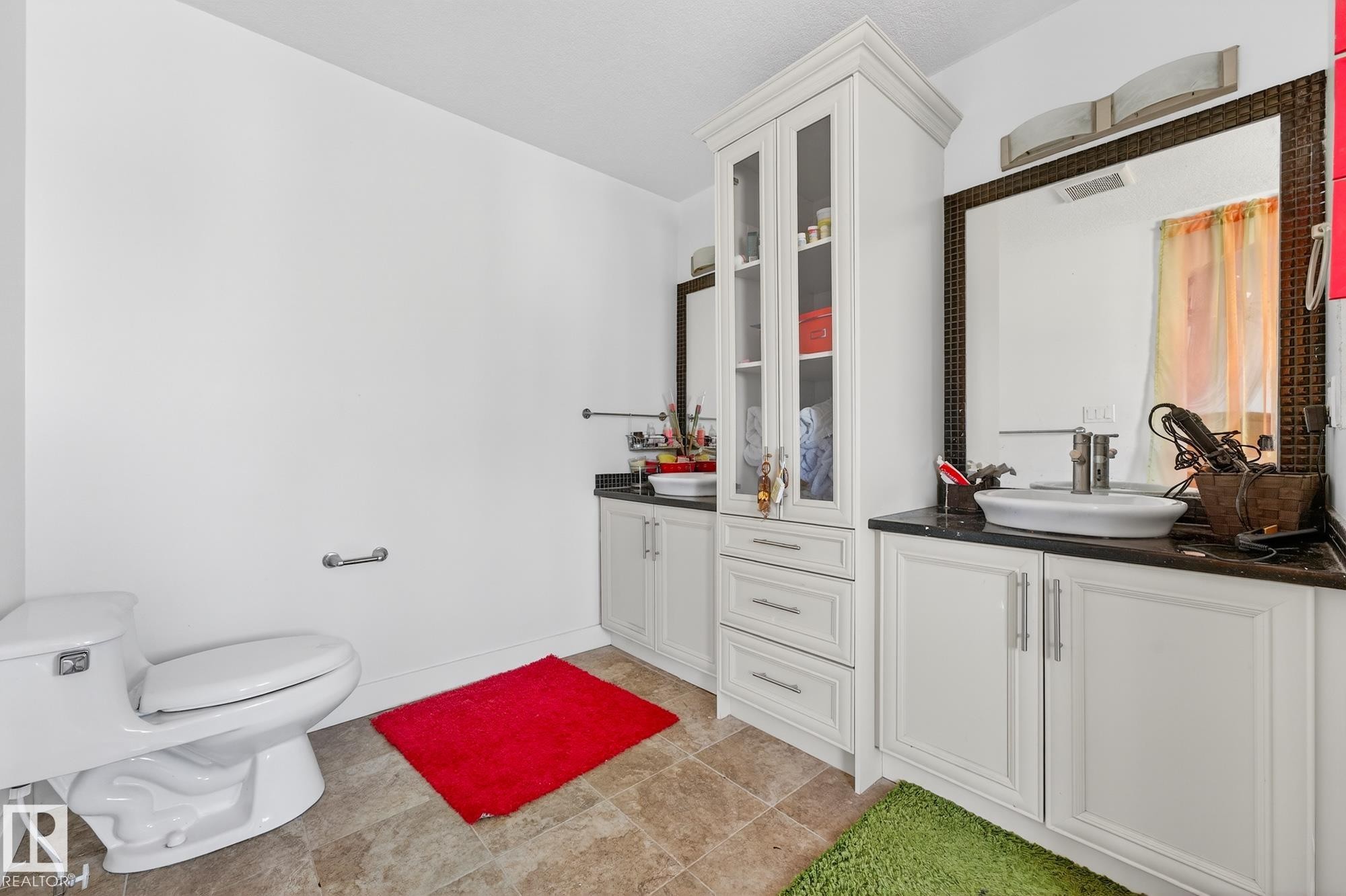 Full bath with toilet and two vanities - 1660 Malone Way, Edmonton, AB - Indoor Photo Showing Bathroom