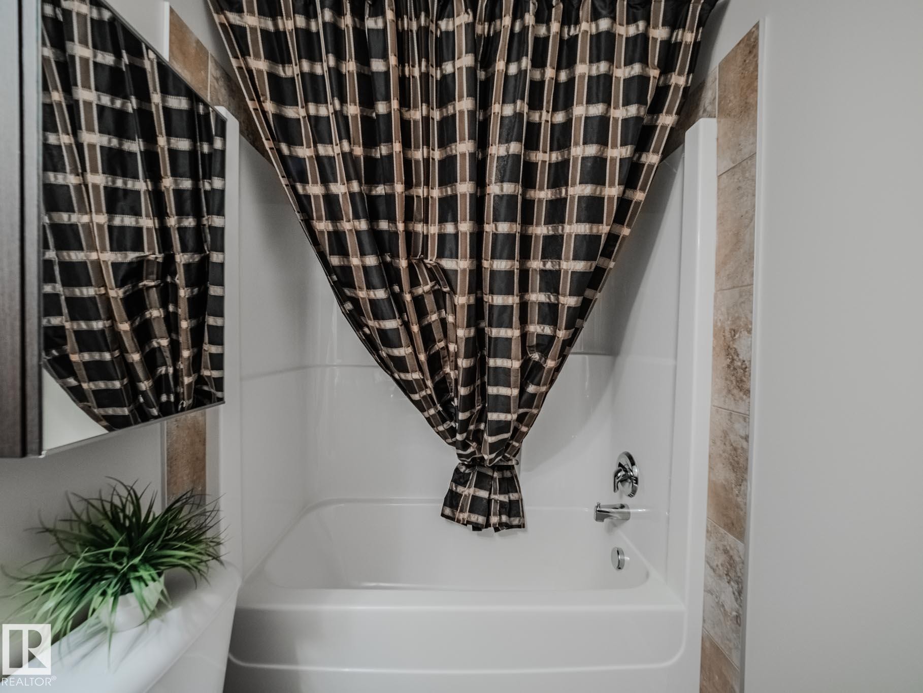 12 671 Silver Berry Road, Edmonton, AB - Indoor Photo Showing Bathroom