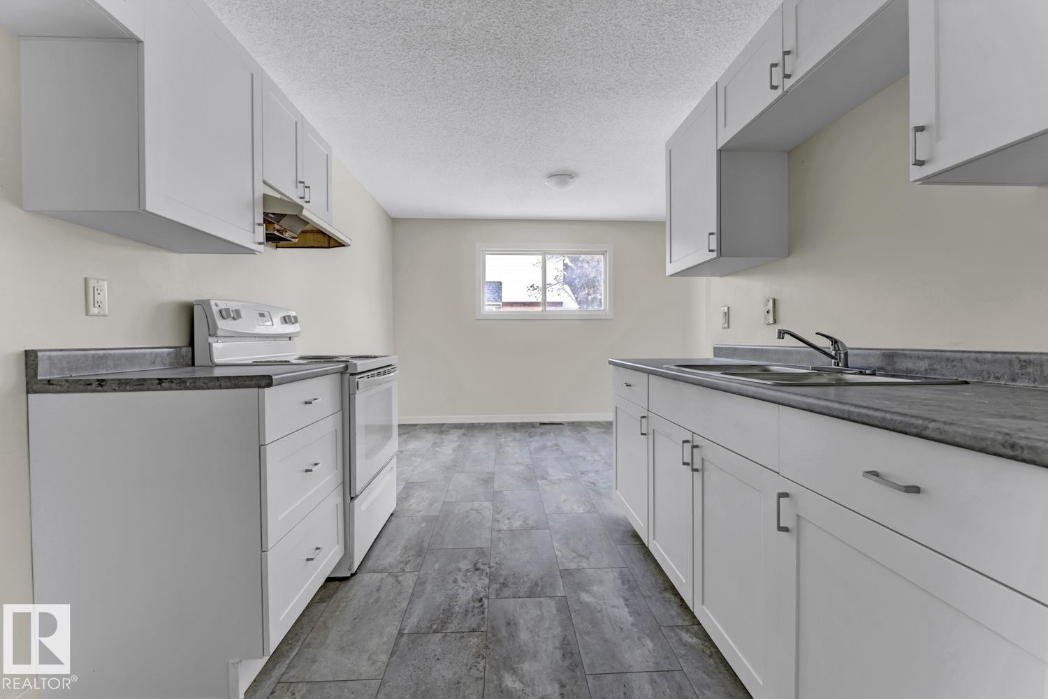 5A Twin Terrace, Edmonton, AB - Indoor Photo Showing Kitchen