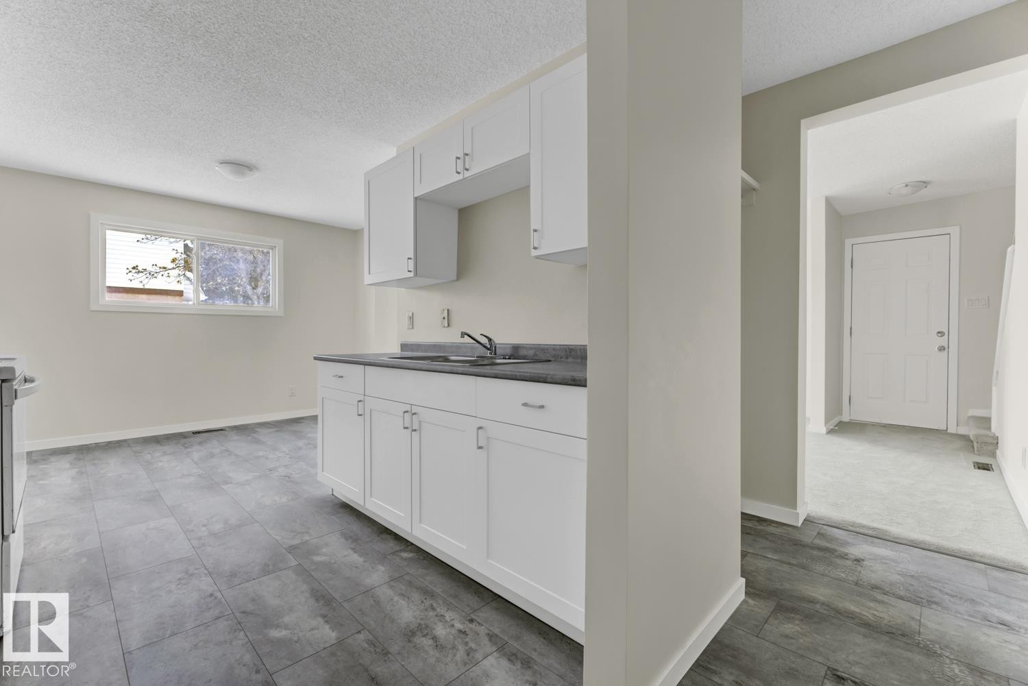 5A Twin Terrace, Edmonton, AB - Indoor Photo Showing Kitchen