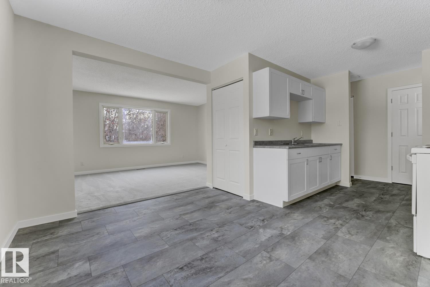5A Twin Terrace, Edmonton, AB - Indoor Photo Showing Kitchen