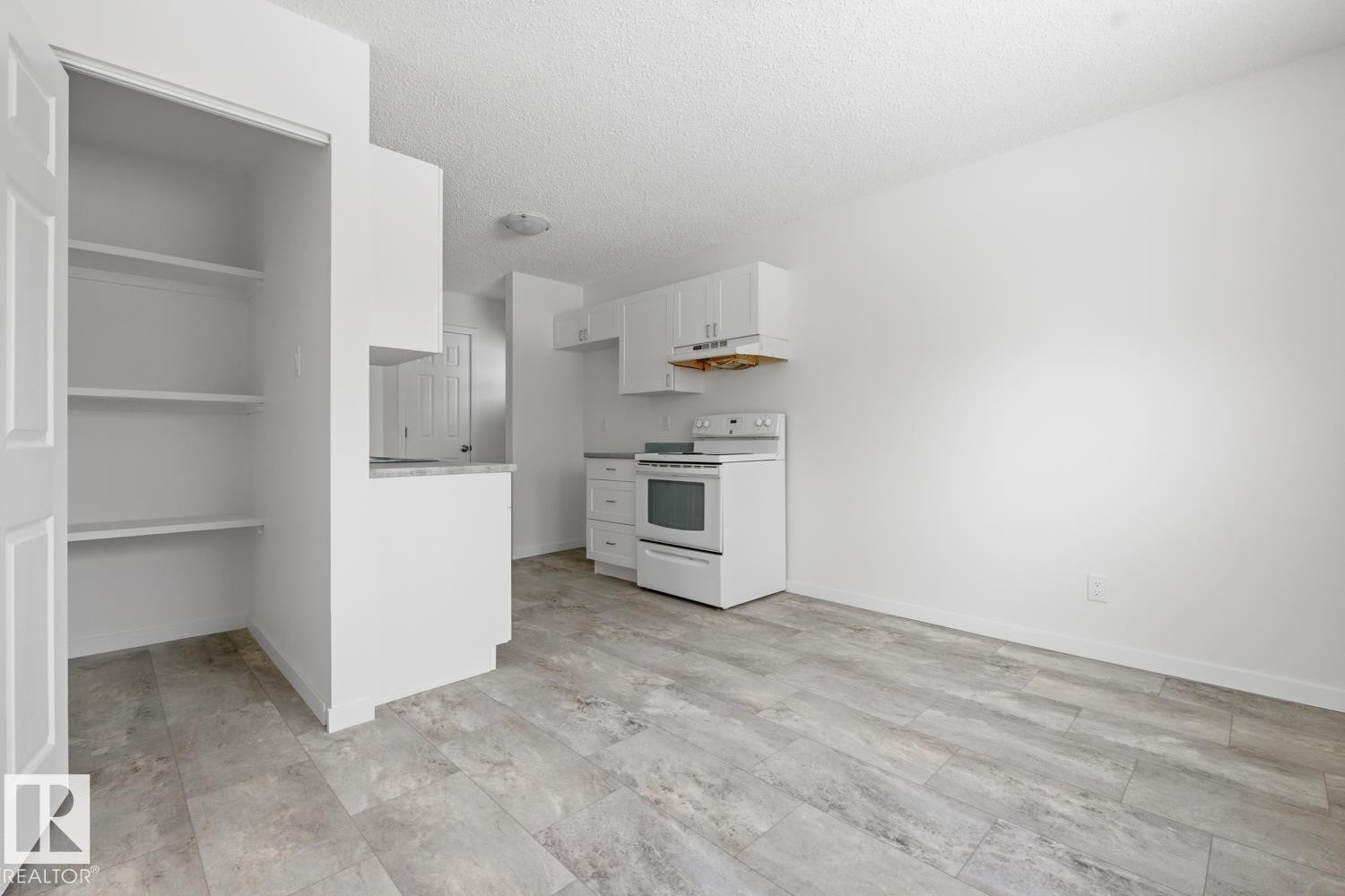 5A Twin Terrace, Edmonton, AB - Indoor Photo Showing Kitchen