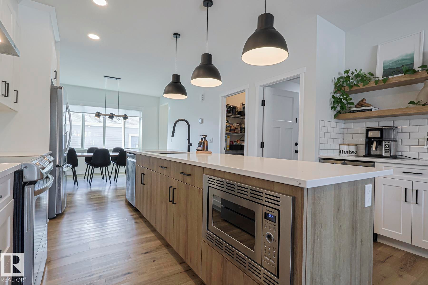 17834 73A Street, Edmonton, AB - Indoor Photo Showing Kitchen With Upgraded Kitchen