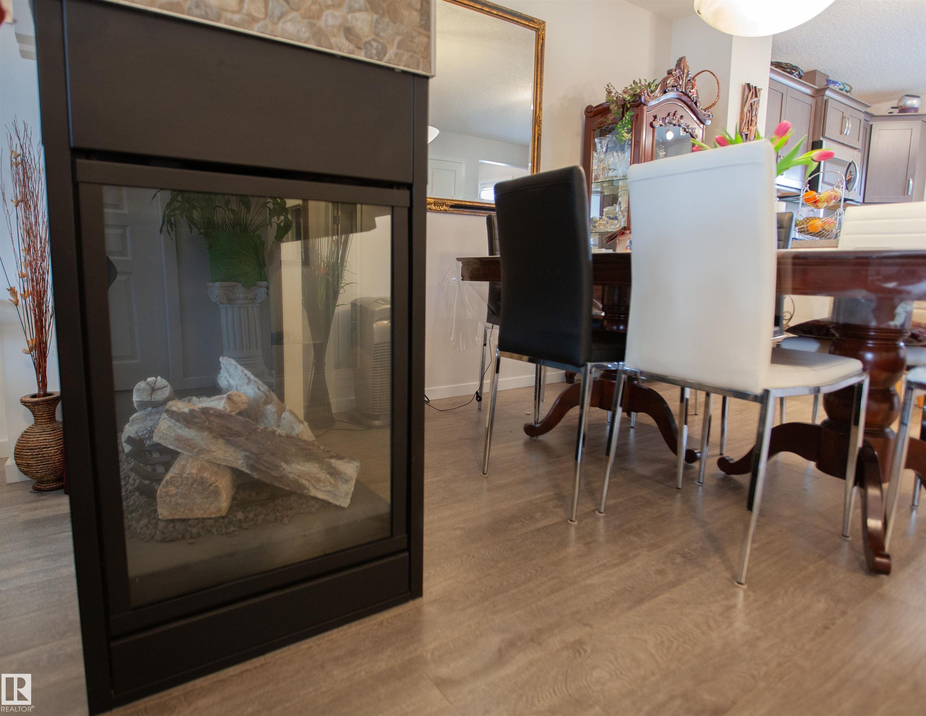 2902 Maple Way, Edmonton, AB - Indoor Photo Showing Other Room