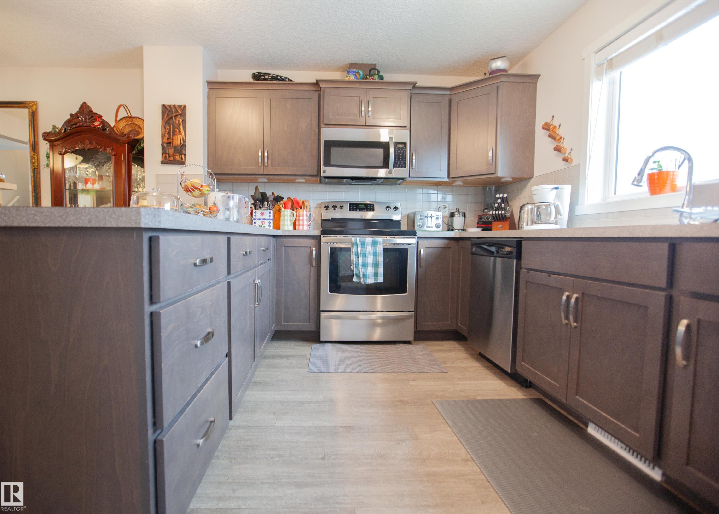 2902 Maple Way, Edmonton, AB - Indoor Photo Showing Kitchen With Stainless Steel Kitchen