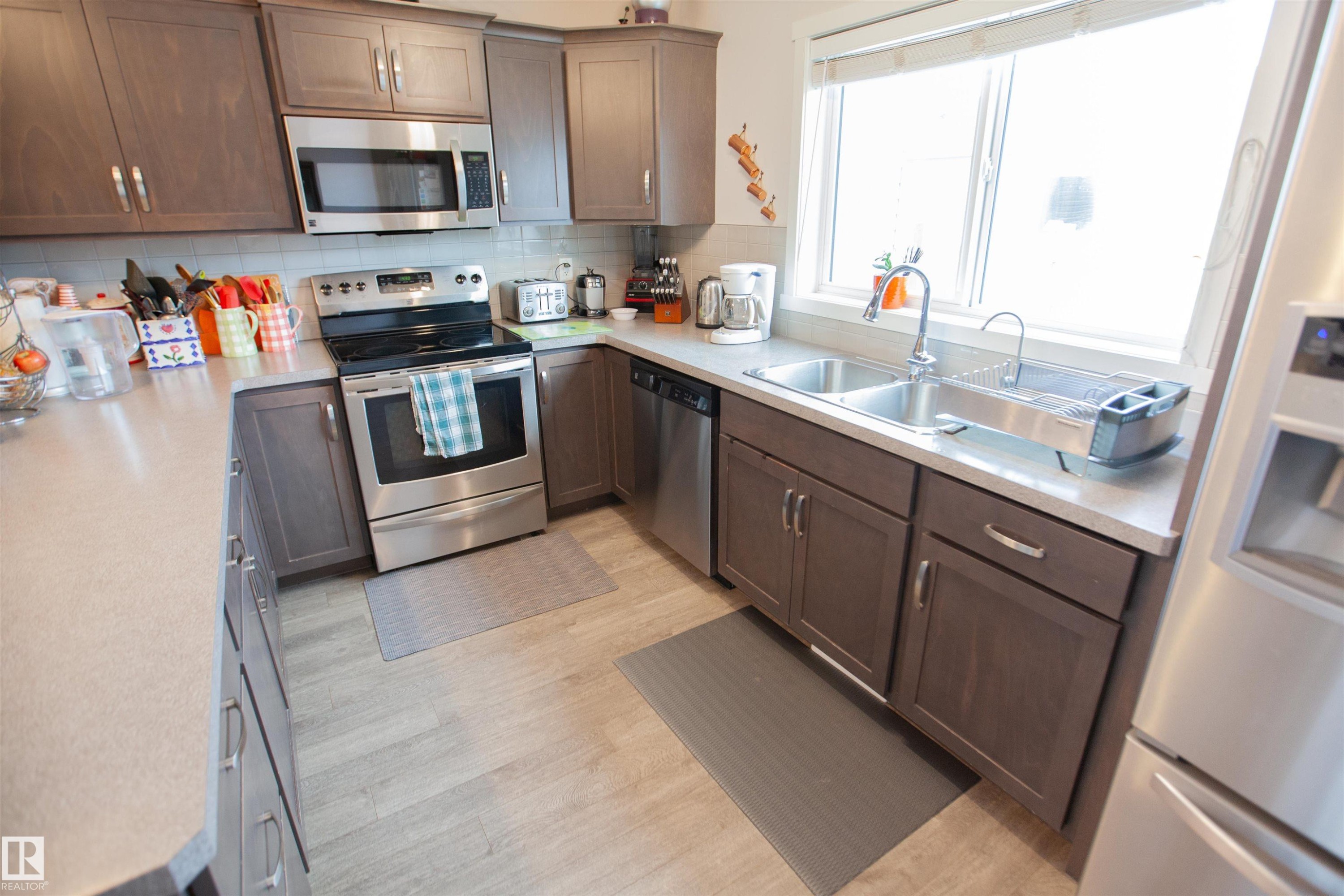 2902 Maple Way, Edmonton, AB - Outdoor