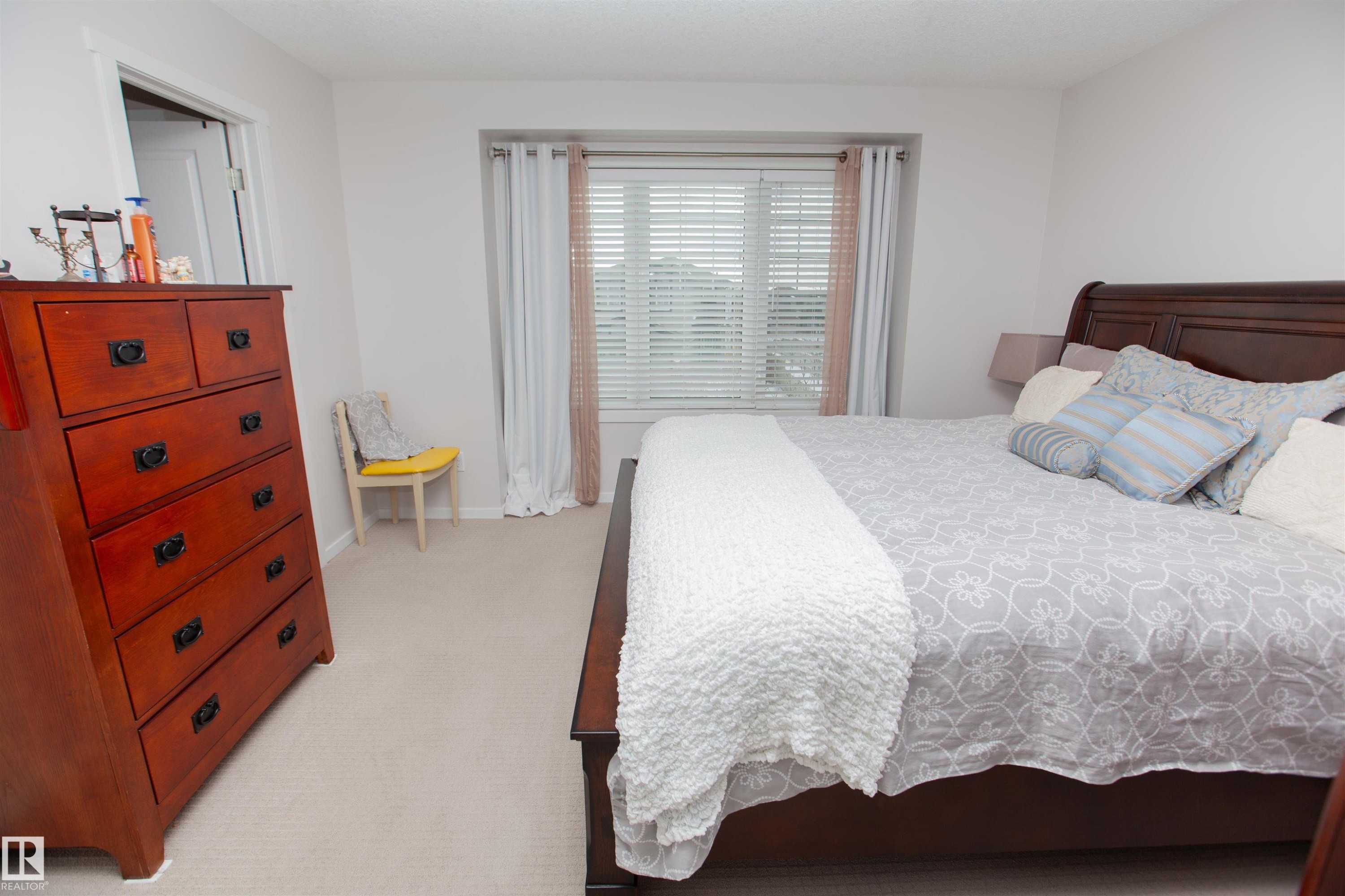 2902 Maple Way, Edmonton, AB - Indoor Photo Showing Bedroom