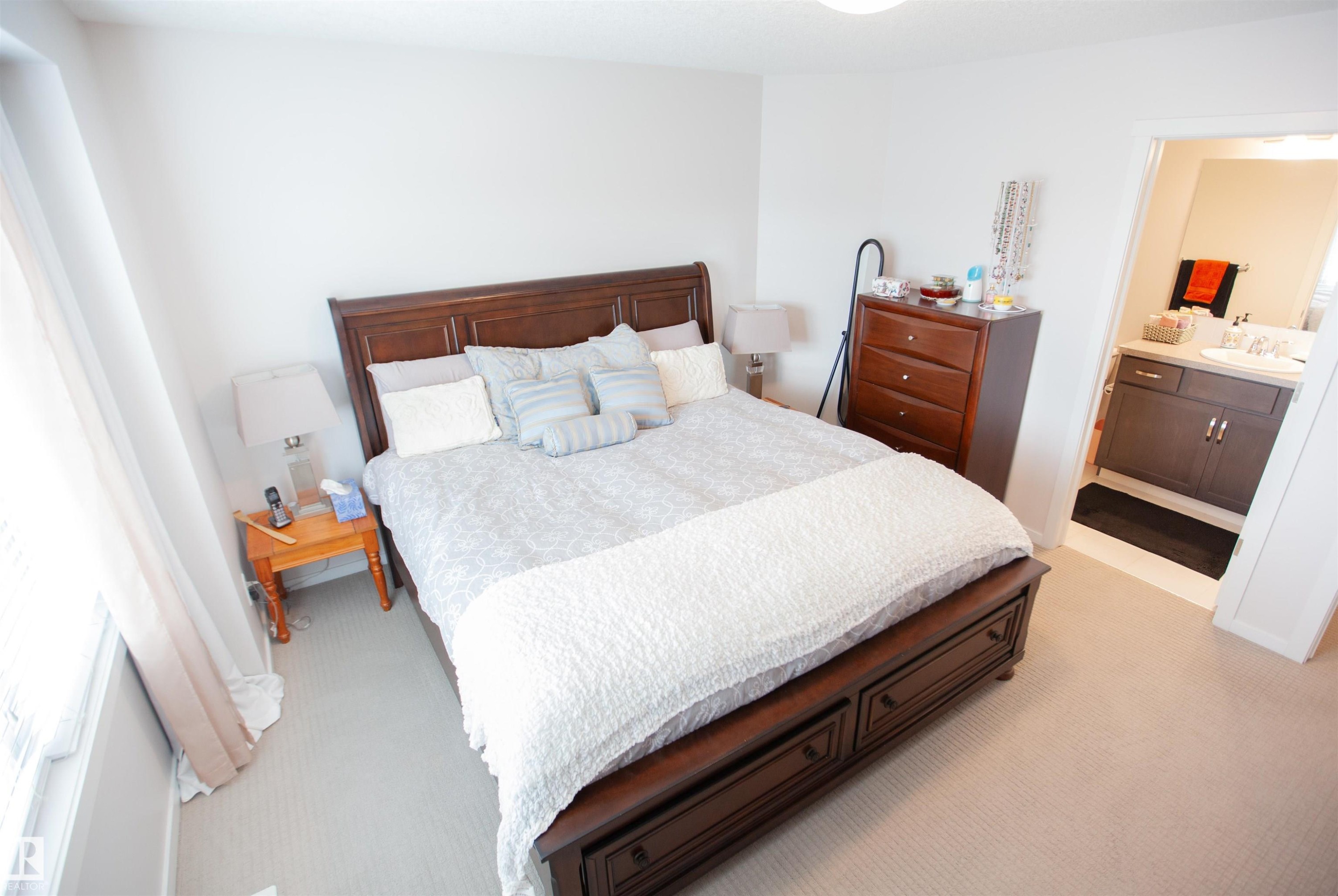 2902 Maple Way, Edmonton, AB - Indoor Photo Showing Bedroom