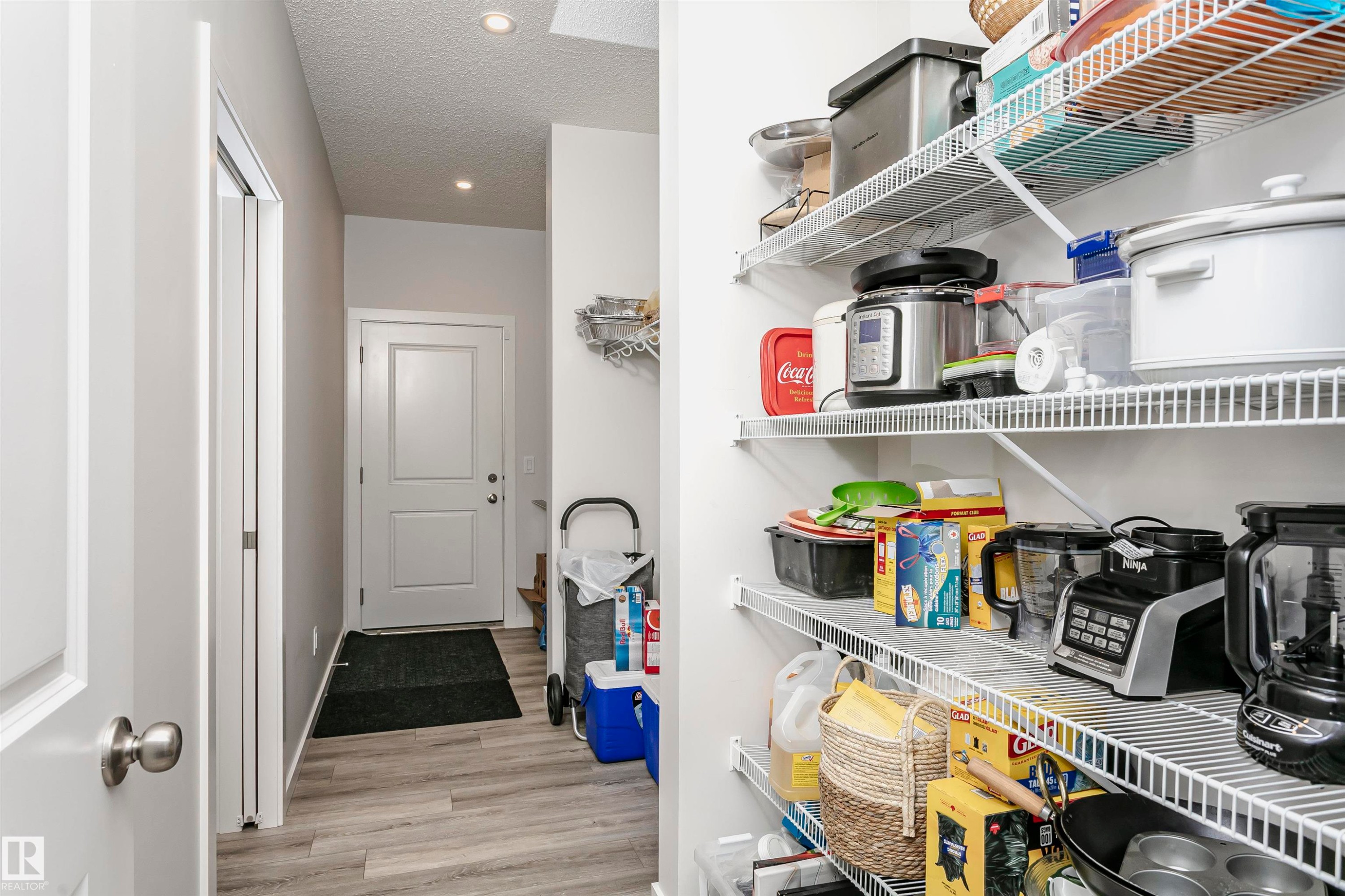 View of pantry - 9421 Pear Crescent, Edmonton, AB - Indoor