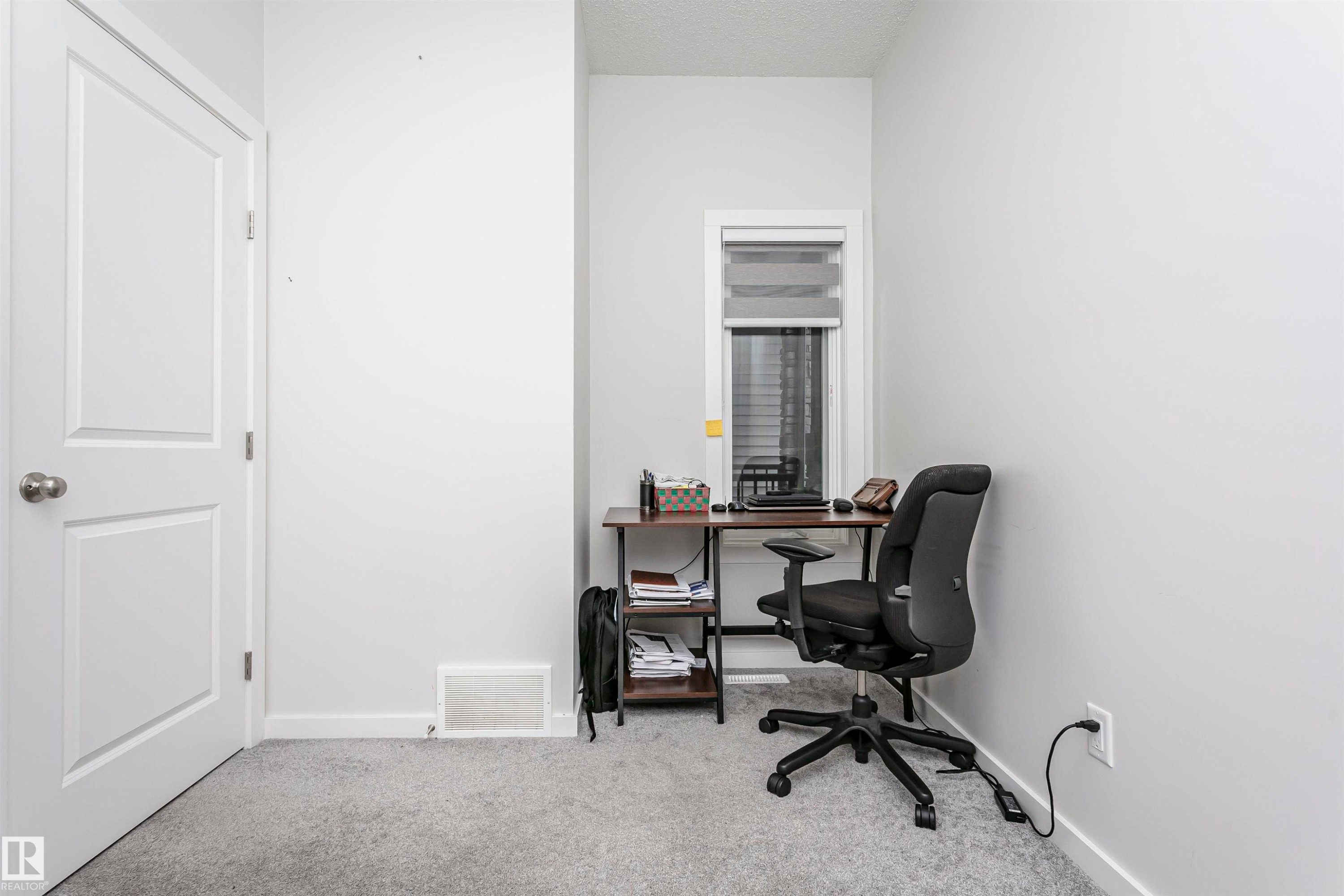 Home office with light colored carpet and baseboards - 9421 Pear Crescent, Edmonton, AB - Indoor Photo Showing Office