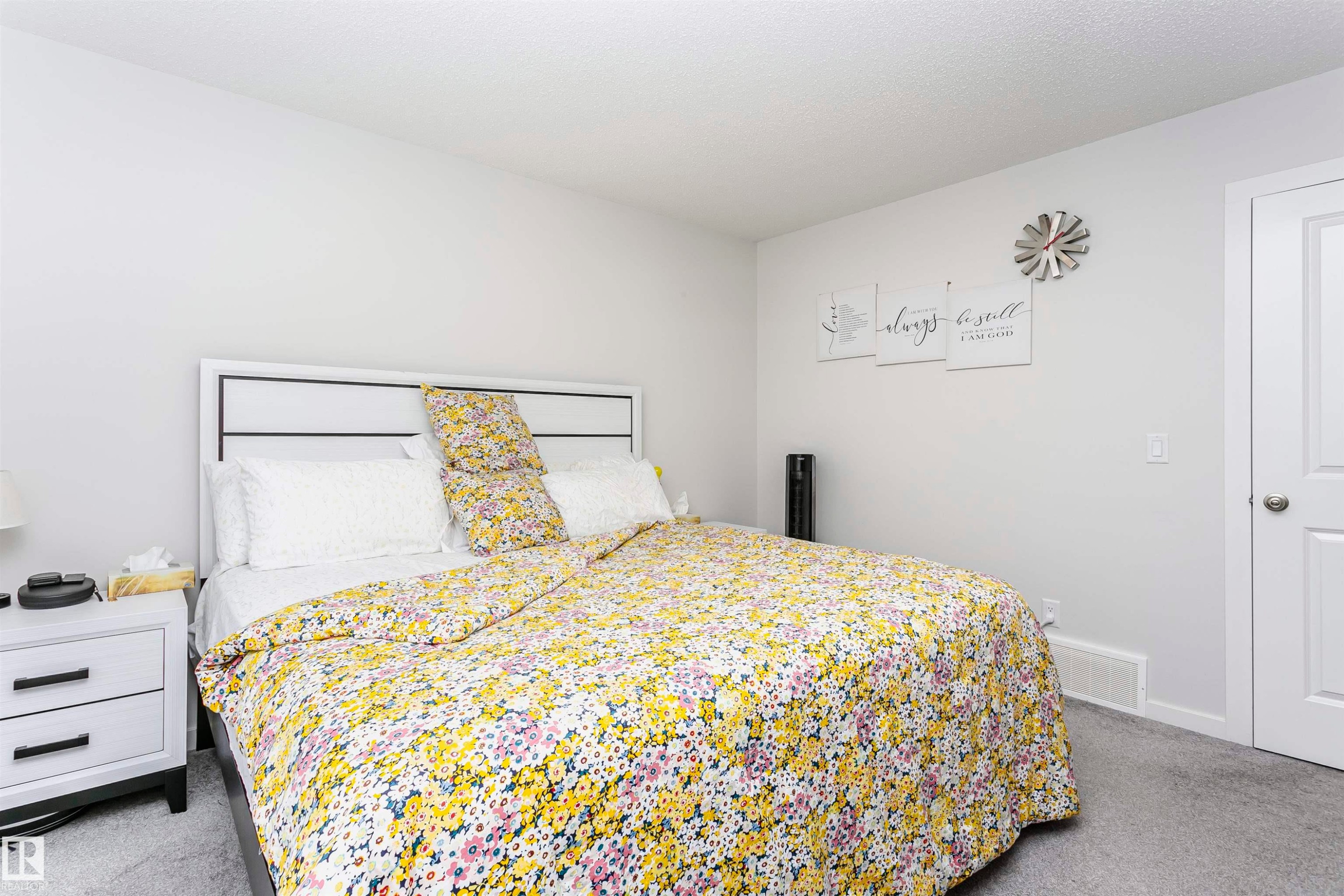 Bedroom featuring carpet flooring and baseboards - 9421 Pear Crescent, Edmonton, AB - Indoor Photo Showing Bedroom