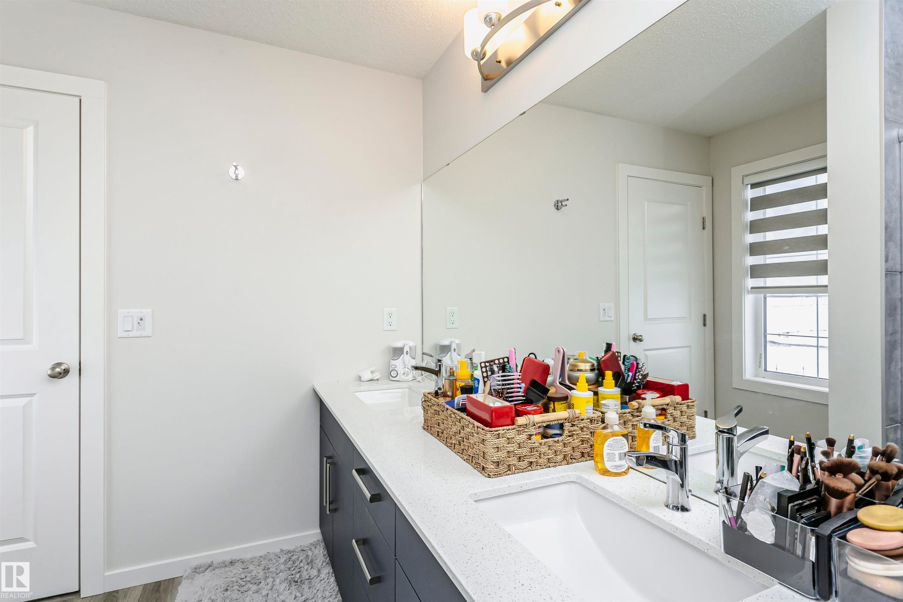 Full bathroom with double vanity and a textured ceiling - 9421 Pear Crescent, Edmonton, AB - Indoor Photo Showing Bathroom