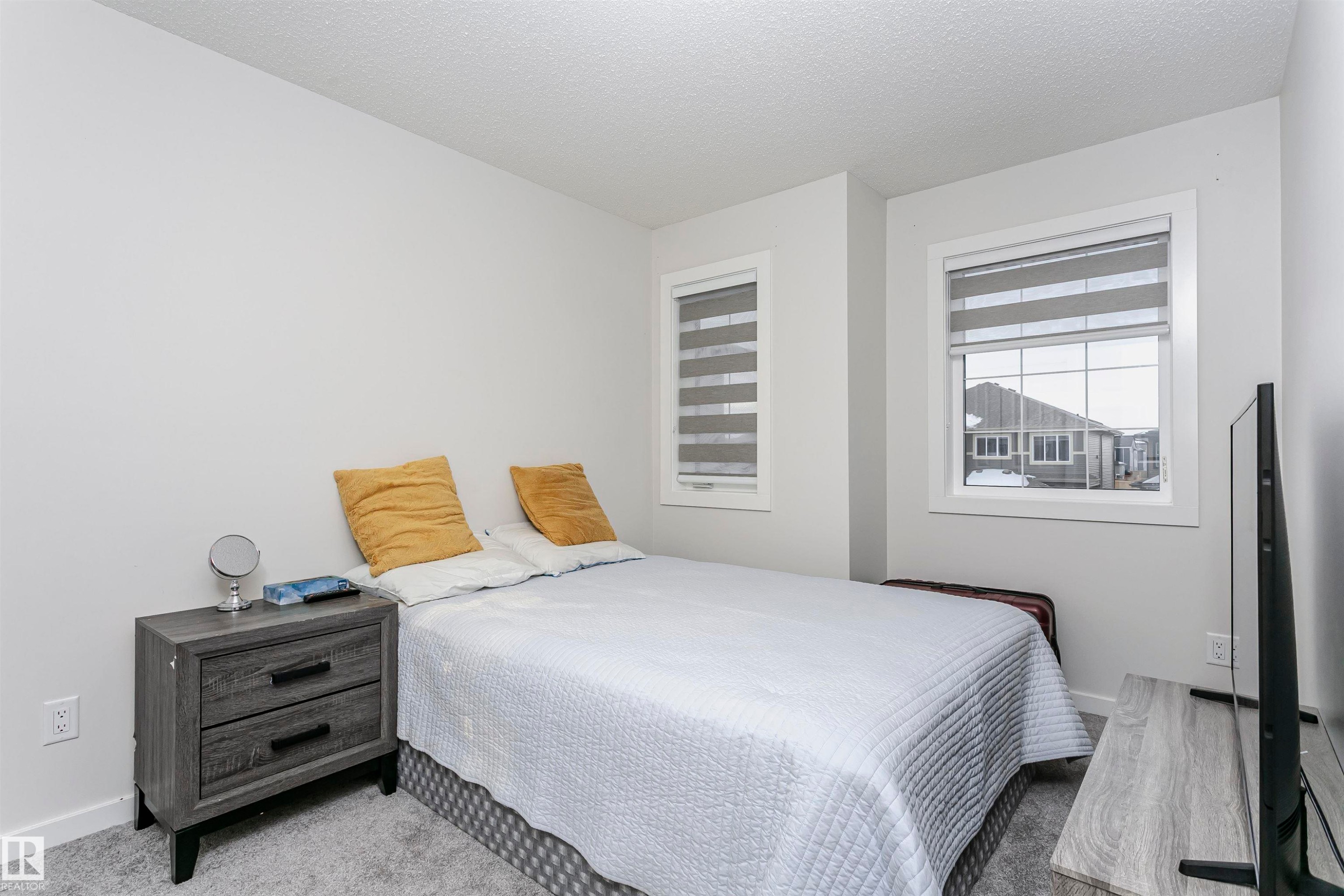 Bedroom featuring a textured ceiling and baseboards - 9421 Pear Crescent, Edmonton, AB - Indoor Photo Showing Bedroom