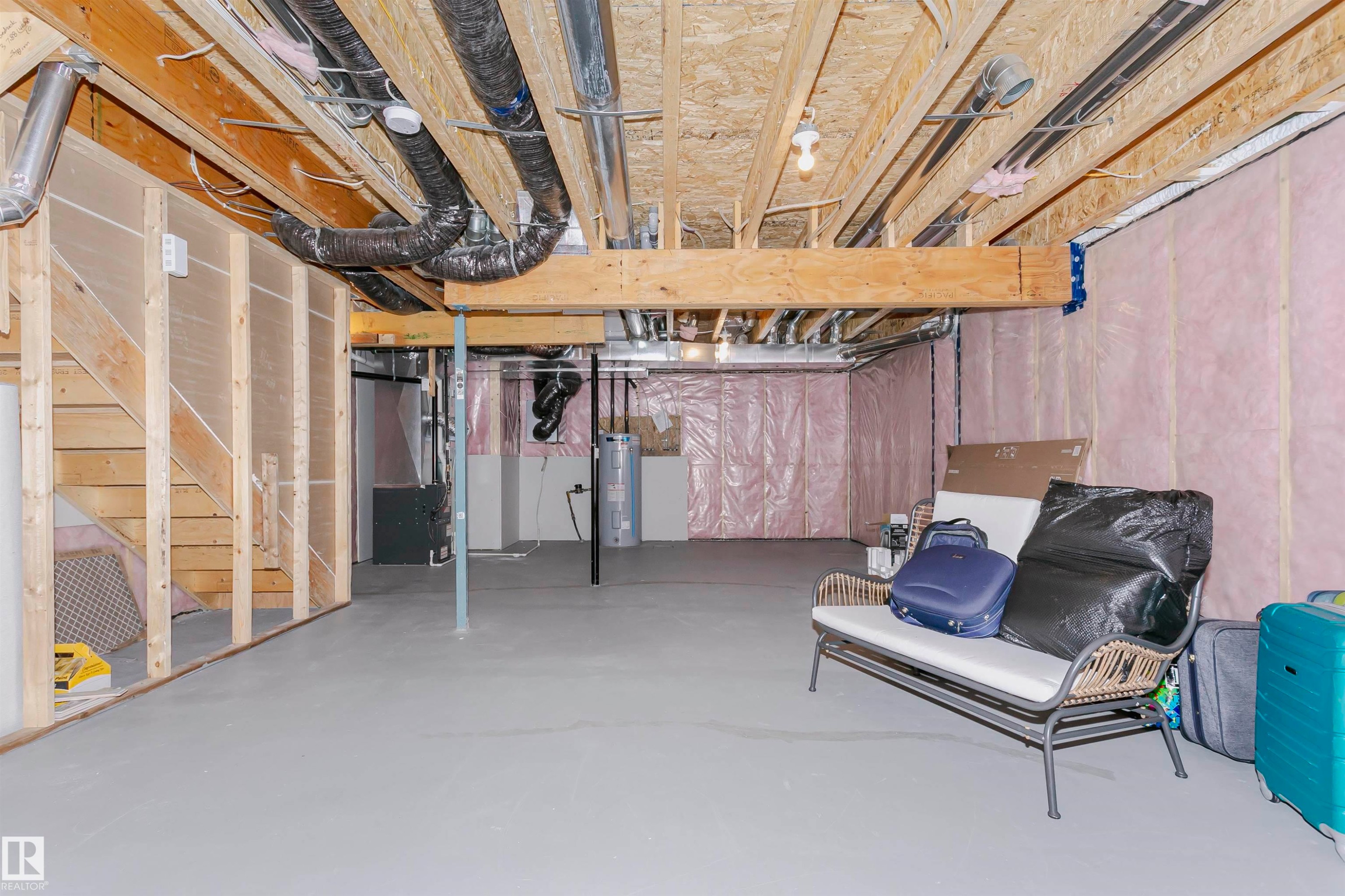Unfinished below grade area featuring water heater - 9421 Pear Crescent, Edmonton, AB - Indoor Photo Showing Basement